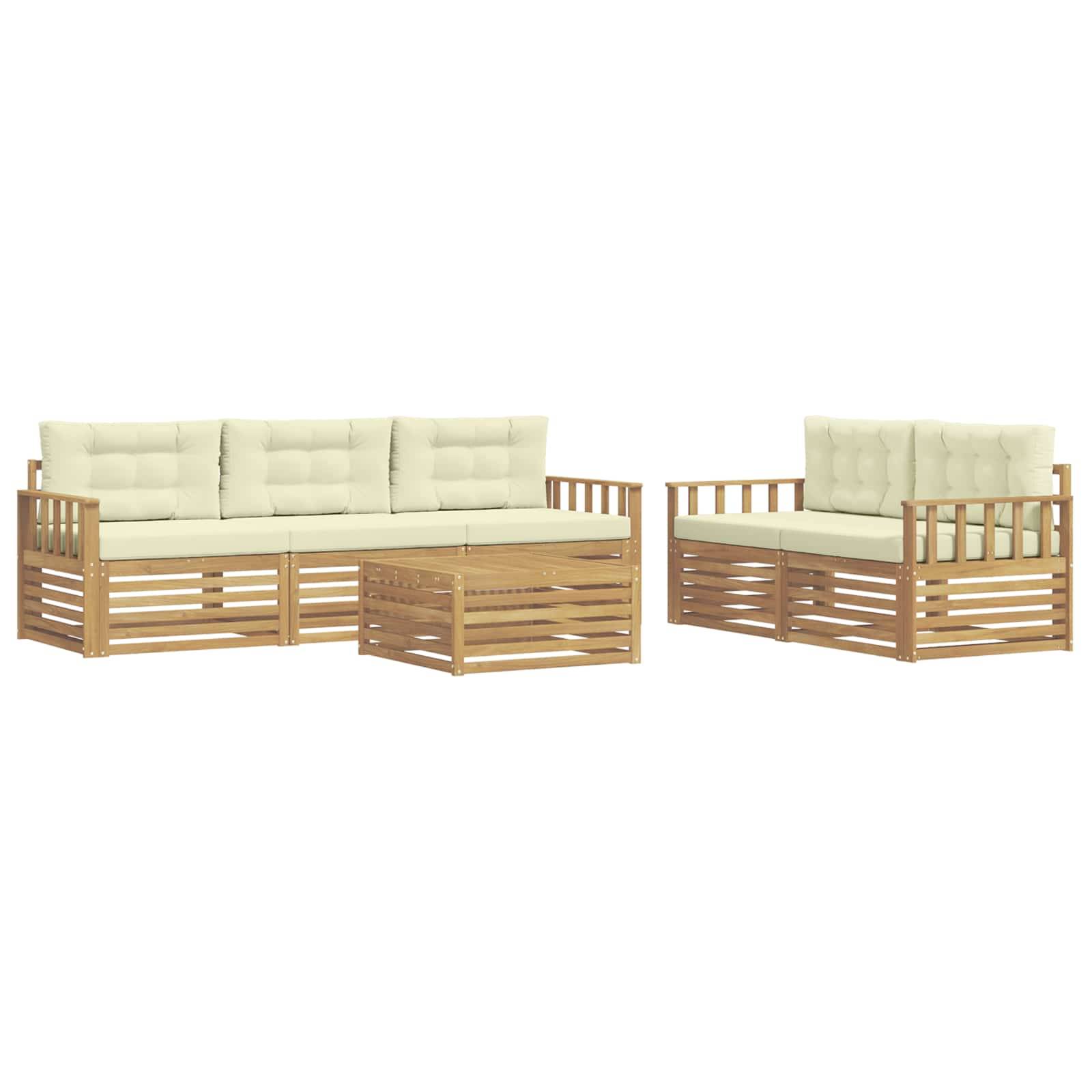 Zwei Holz-Außensofa-Einheiten mit cremefarbenen Kissen, dargestellt mit einem passenden niedrigen Couchtisch auf weißem Hintergrund.