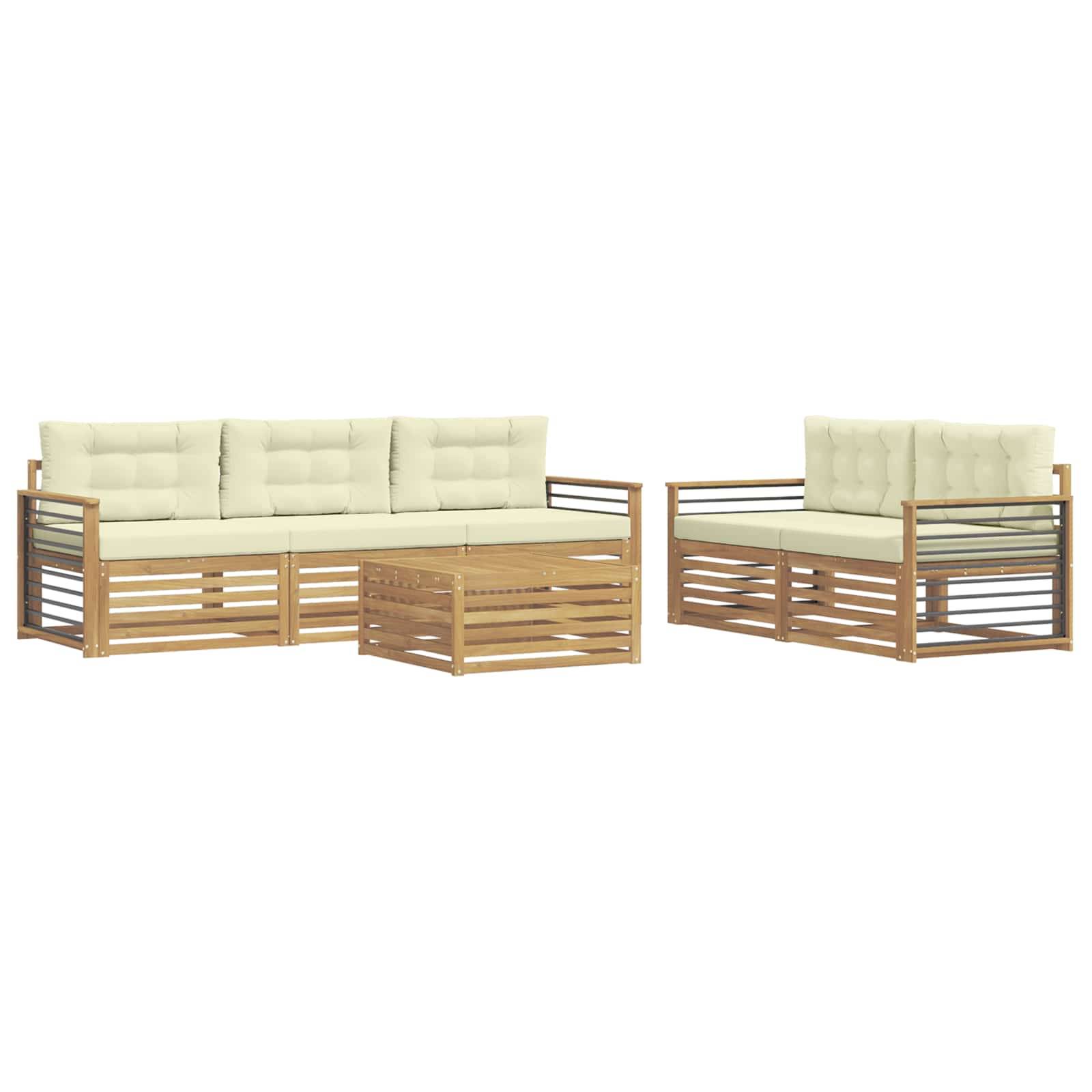 Holzgarnitur für den Außenbereich mit Sofa und Sessel mit cremefarbenen Kissen sowie passendem Couchtisch mit Lamellenbrett, gezeigt auf weißem Hintergrund.