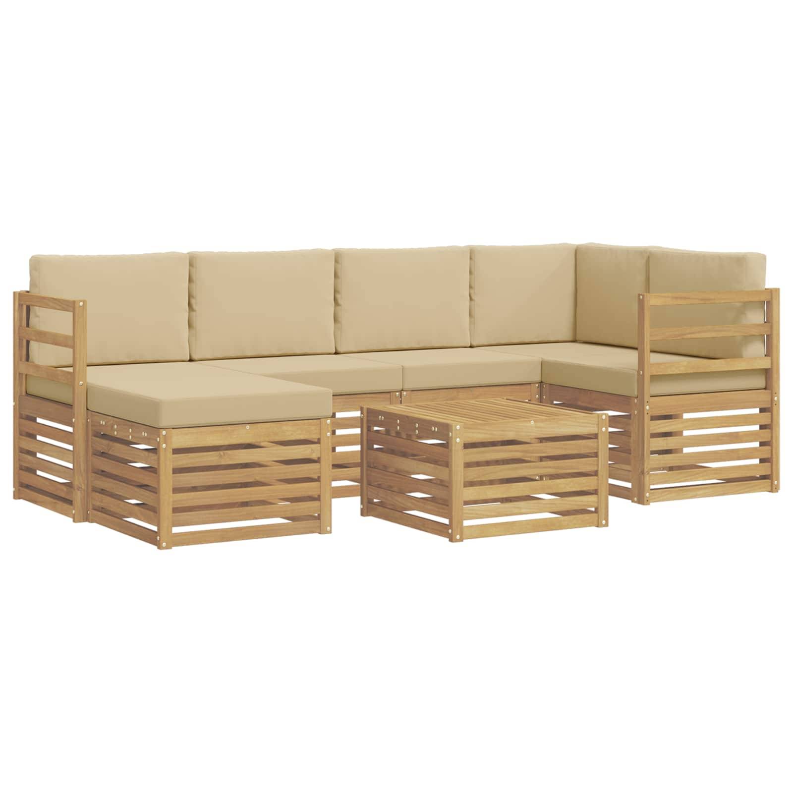 Beige Outdoor-Ecksofa mit Holzrahmen, gepolsterten Sitzen und Rückenlehnen, angeordnet um einen passenden quadratischen Couchtisch.