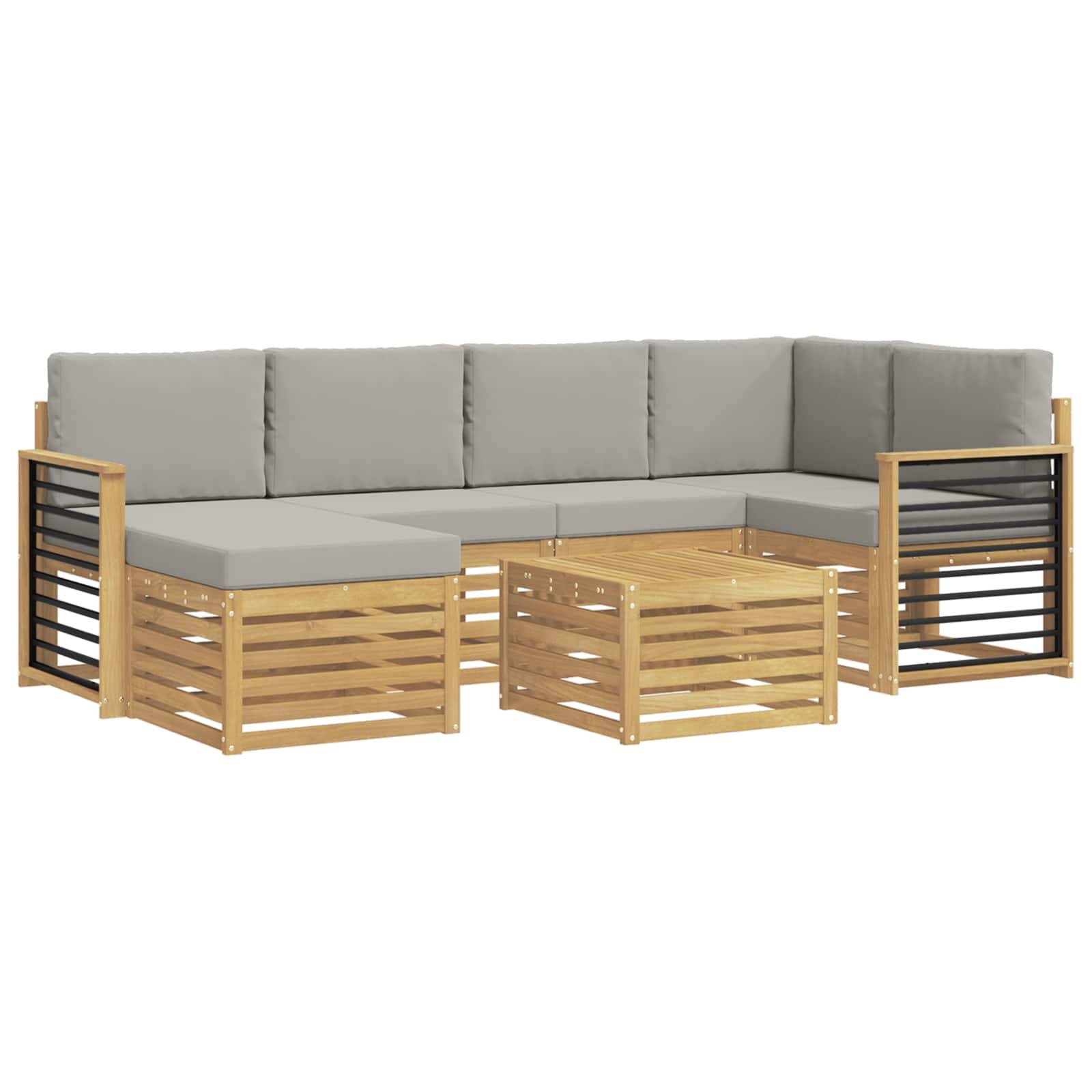 Graues gepolstertes Outdoor-Sofa mit Lattenrahmen aus Holz, passender Hocker und Couchtisch auf weißem Hintergrund.