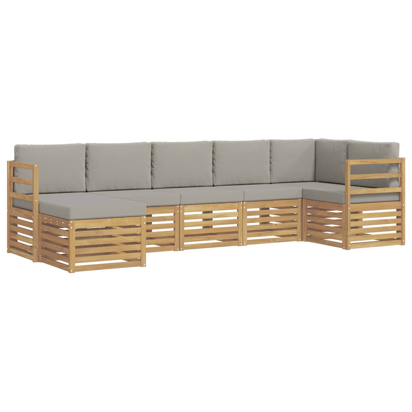 L-förmiges Outdoor-Ecksofa mit hellgrauen Kissen und Holzrahmen mit Lamellen auf weißem Hintergrund.