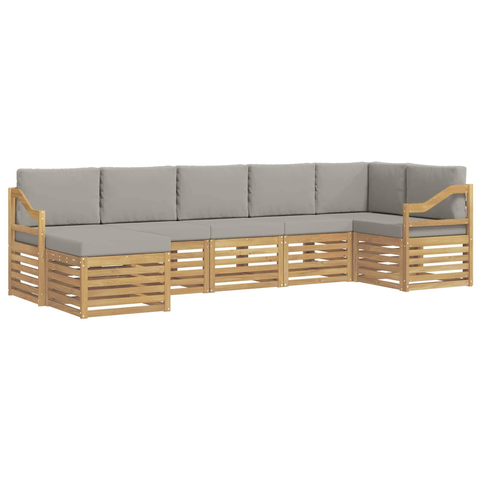 L-förmiges Outdoor-Sitzkombination mit hellem Holzlattenrahmen, grauen Kissen und Armlehnen, dargestellt vor weißem Hintergrund.
