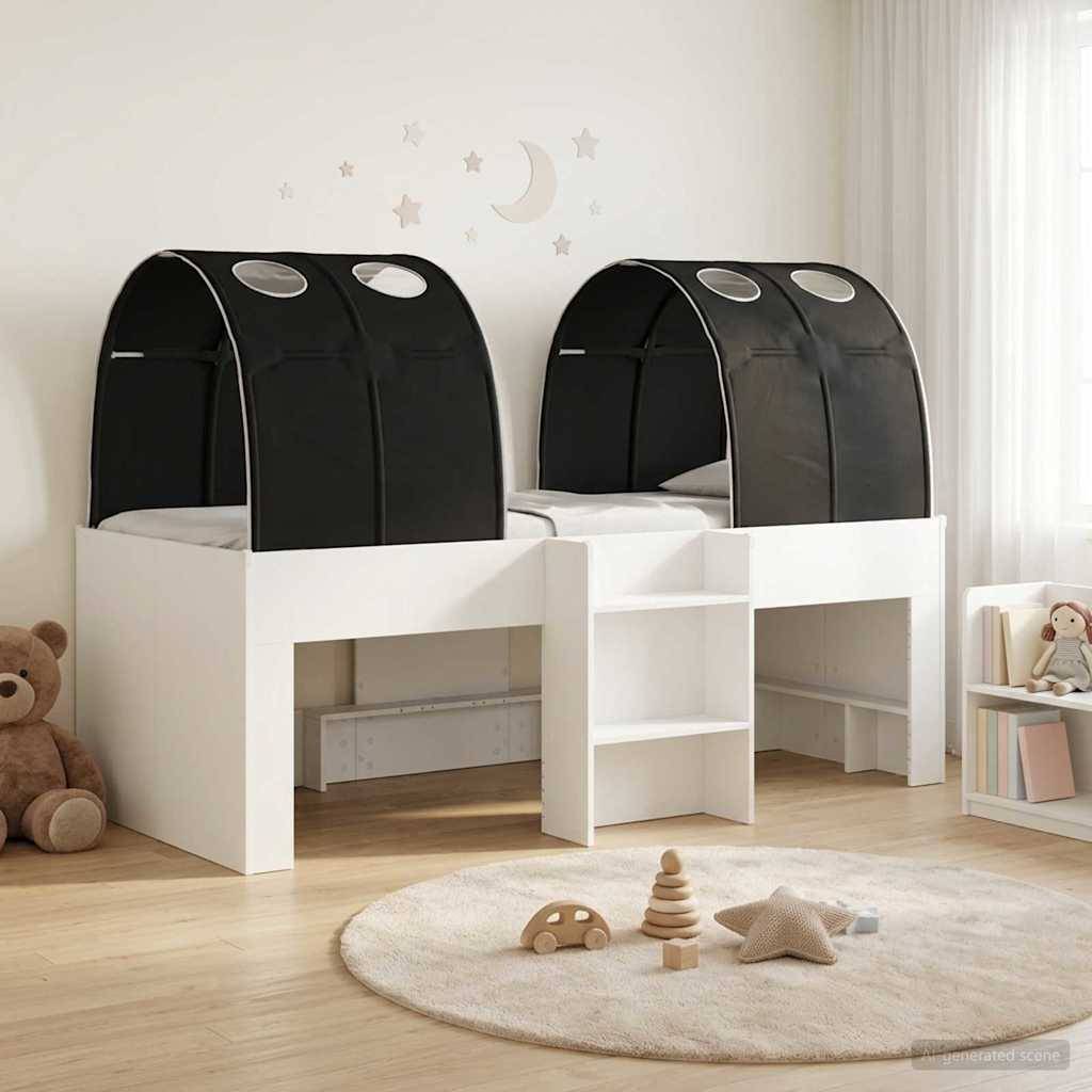Zwei schwarze Hochbetten für Kinder mit Baldachin, weißem integriertem Stauraum und Regalen in einem hellen Kinderzimmer, mit Teppichen und Spielzeug