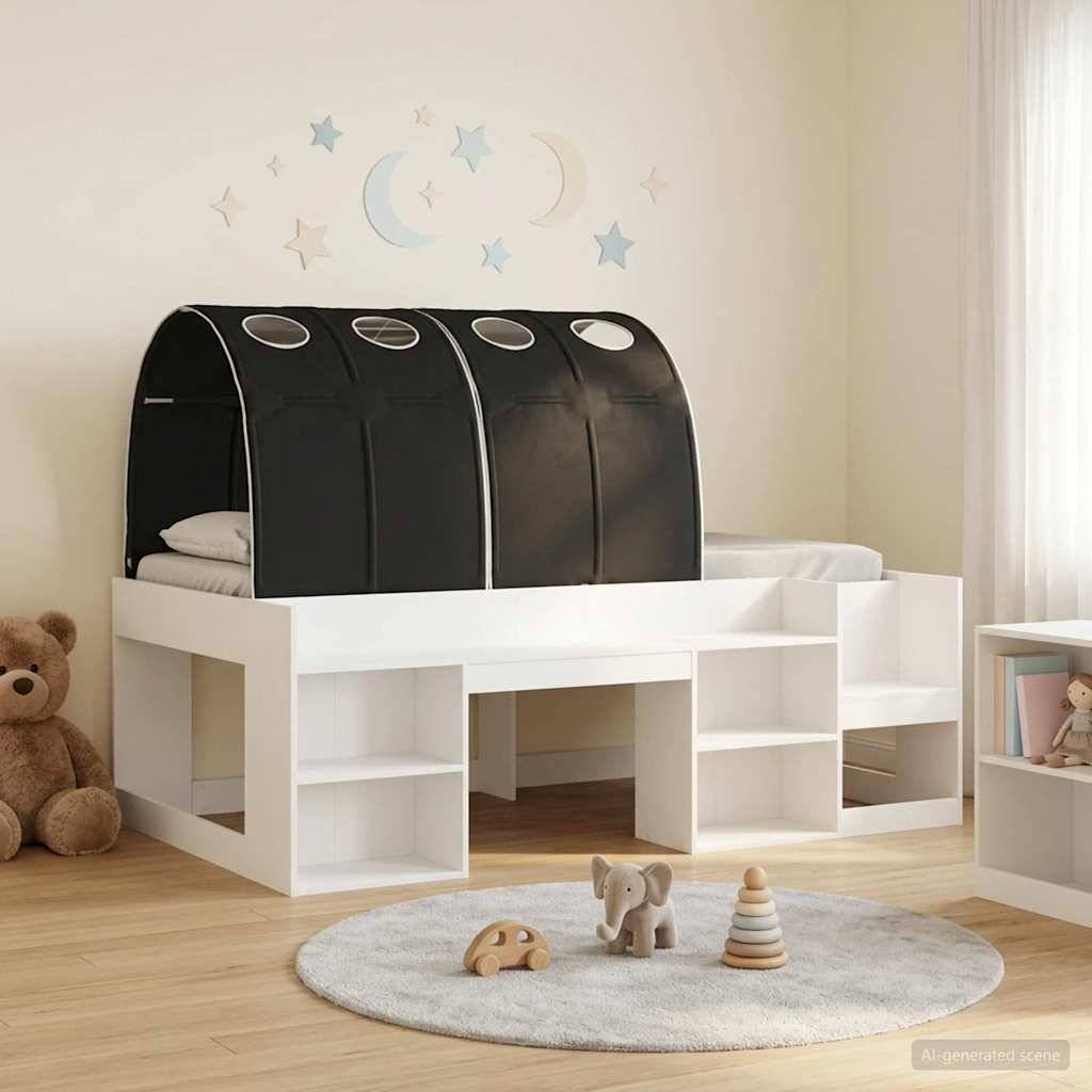 Kinderbett mit schwarzem Zeltdach und weißer Aufbewahrungstreppe in einem hellen Kinderzimmer mit Spielzeugen und Spielteppich.
