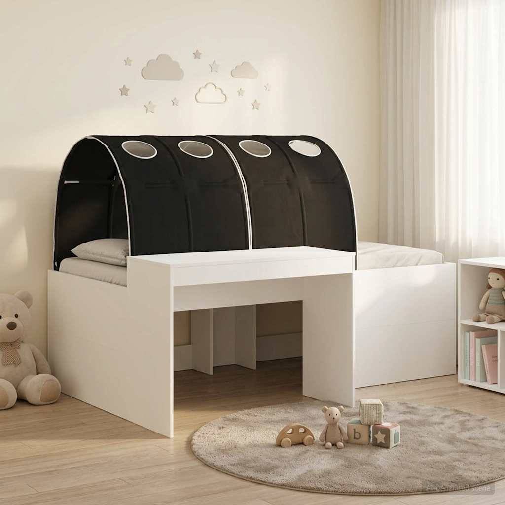 Kinderbett mit schwarzem Bogenhimmel und weißem Rahmen, gestaltet in einem sanften, minimalistischen Kinderzimmer mit Spielzeugen und Teppich