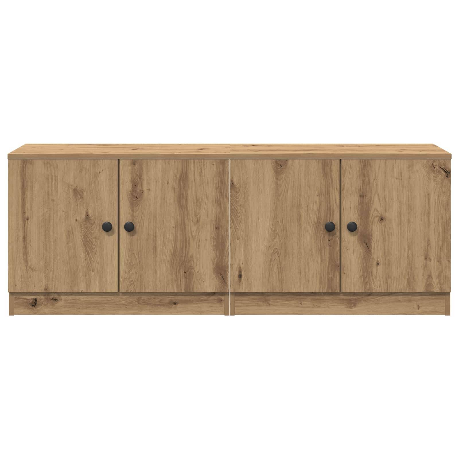 Helles Holzschrankschrank mit vier Türen, schwarzen Griffen und flacher Oberseite, von vorne auf weißem Hintergrund dargestellt.