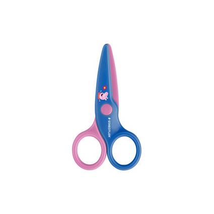Blaue und rosa kindersichere Scheren mit abgerundeten Spitzen und einer kleinen Schweine-Grafik auf weißem Hintergrund.