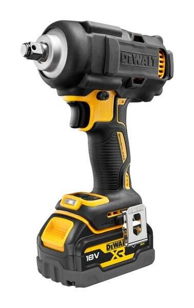 Schwarz-gelbes DeWalt Akku-Schlagschrauber mit 18V XR Akku, auf weißem Hintergrund dargestellt.