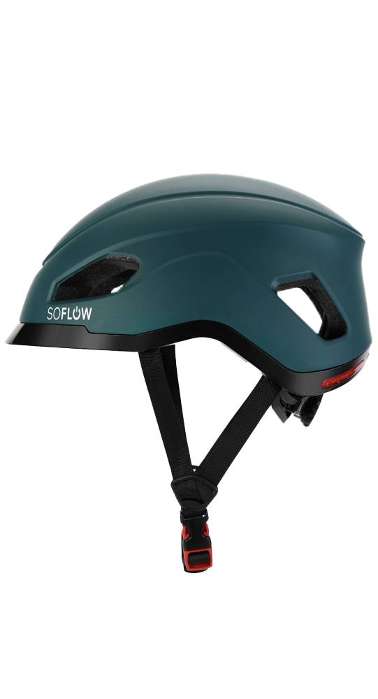 Seitenansicht eines türkisfarbenen Fahrradhelms mit der Aufschrift „SOFLOW" mit schwarzen Riemen und roter Schnalle auf schwarzem Hintergrund.
