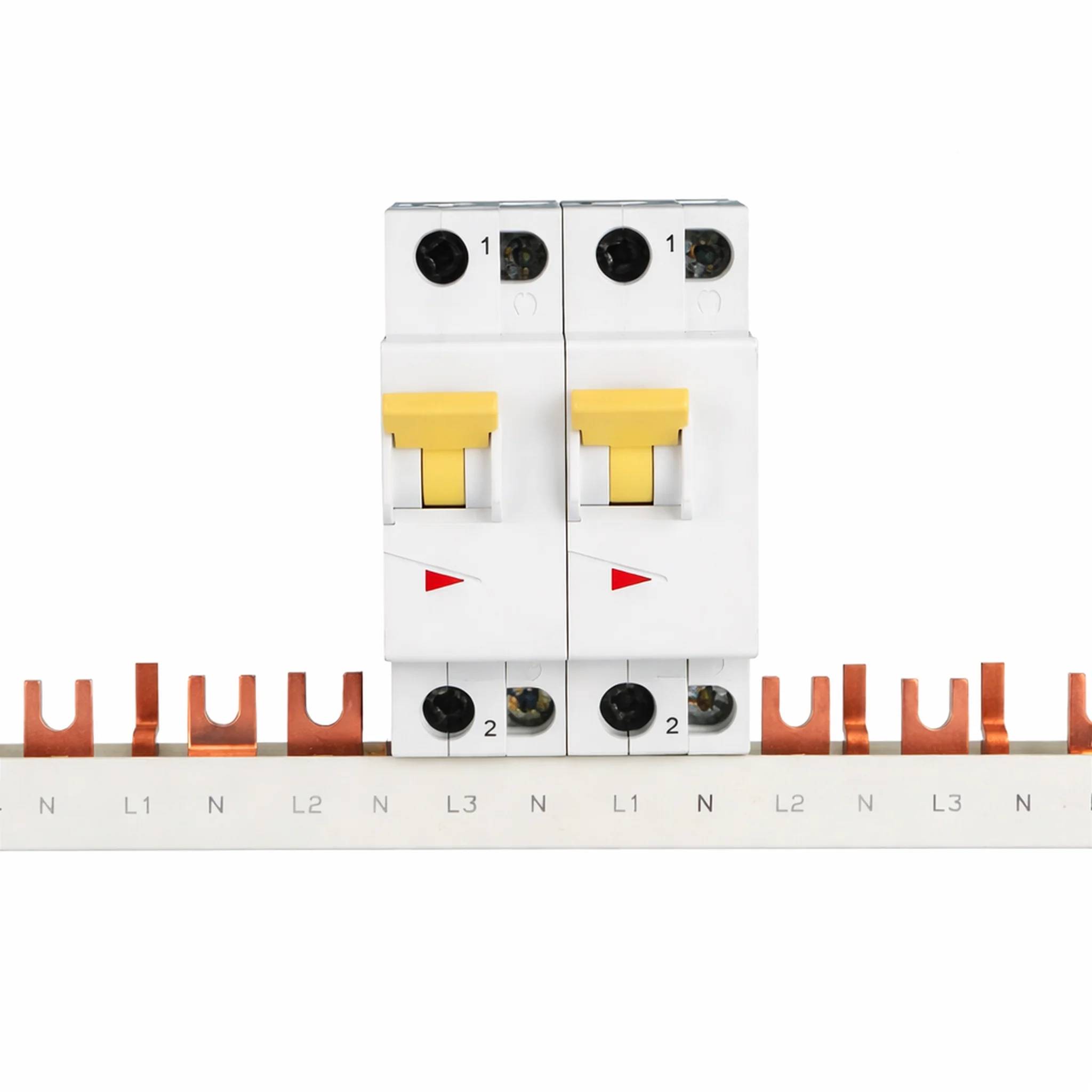 Zwei weiße elektrische Leitungsschutzschalter mit gelben Schaltern, montiert auf einer gekennzeichneten Kupferschiene, mit Anschlussmarkierungen N, L1, L2 und L3.