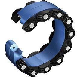 Blauer und schwarzer segmentierter robotischer Ring oder Klemme mit mehreren kreisförmigen, lichtähnlichen Knoten auf weißem Hintergrund.