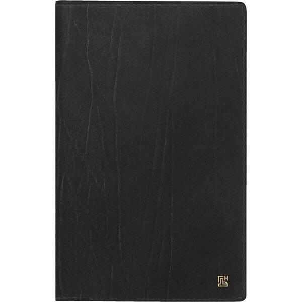 Schwarzes strukturiertes Notizbuch oder Planer mit kleinem goldenem Monogramm in der rechten unteren Ecke.