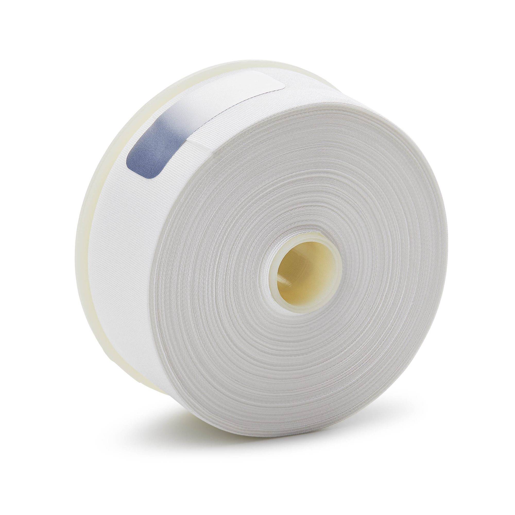 Eine große weiße Rolle aus Klebeband oder Etikettenmaterial mit einem zentralen Pappkern auf einem einfachen weißen Hintergrund.