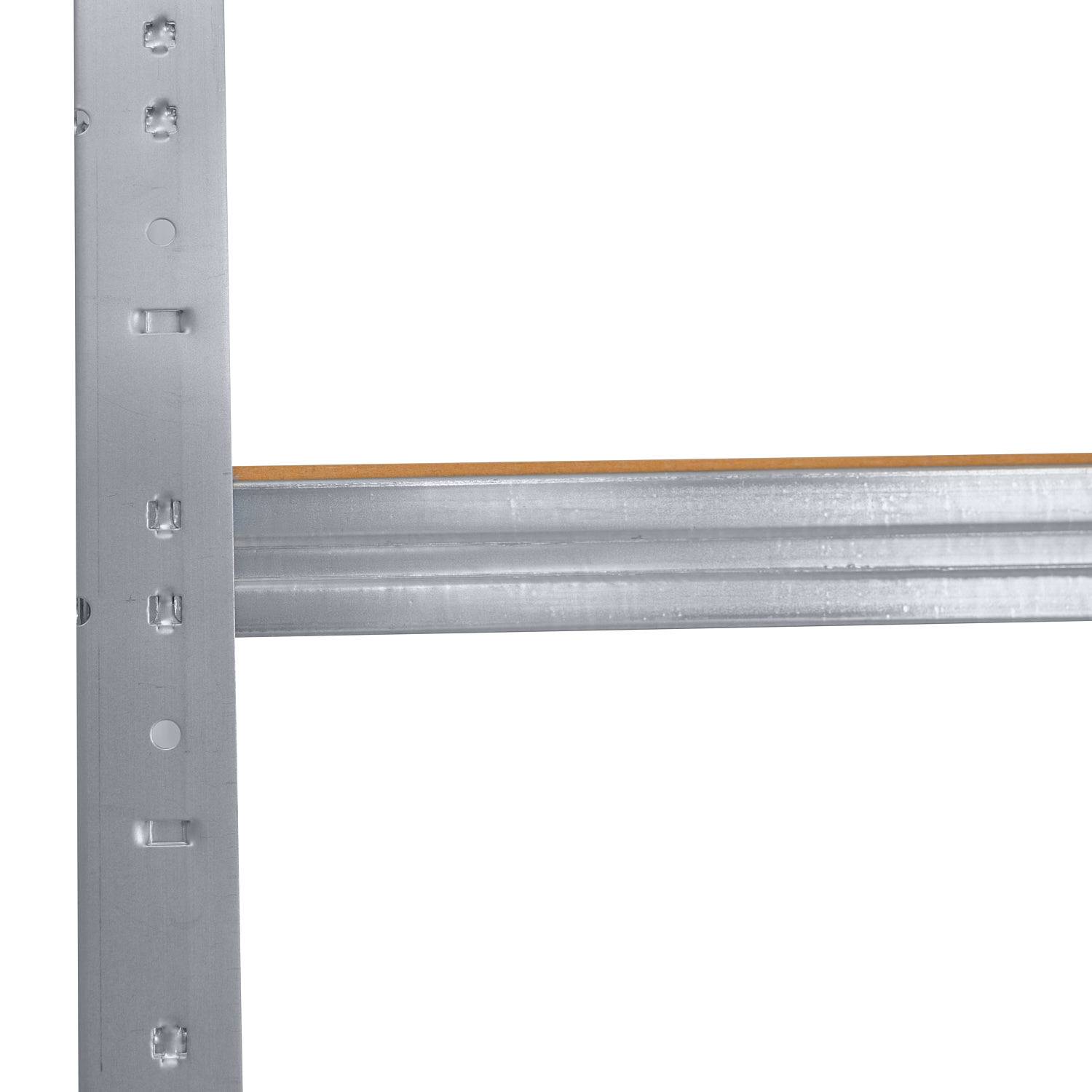 Nahaufnahme einer Metallregalstützklammer mit einer horizontal eingefügten Schiene in einen vertikal geschlitzten Pfosten, isoliert auf weißem Hintergrund.