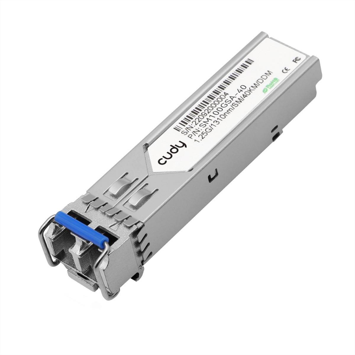 Silberfarbenes Cudy SFP-Transceiver-Modul mit blauem Auszugstab und Barcode-Etikett, isoliert auf weißem Hintergrund dargestellt.