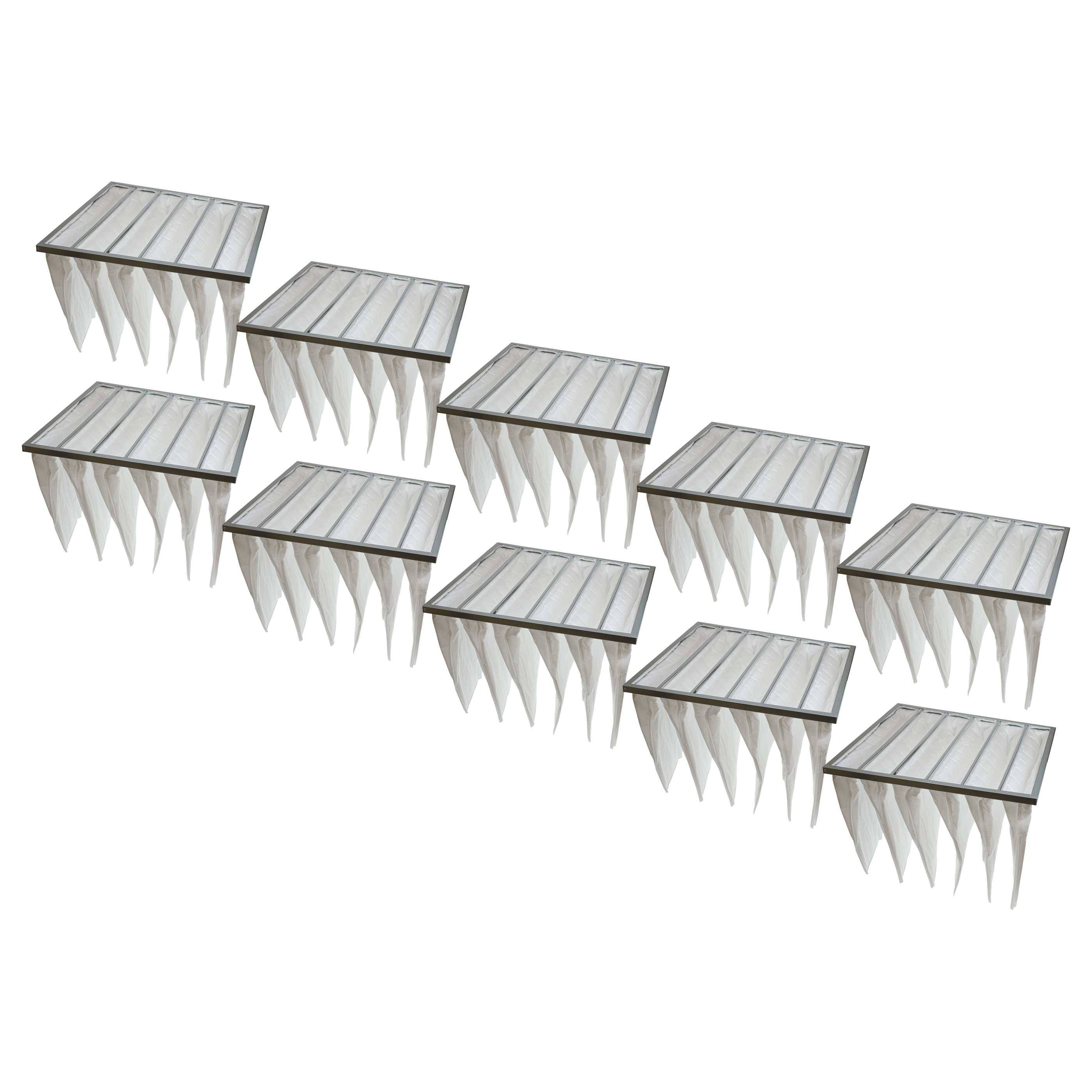 Eine diagonale Anordnung mehrerer Metallspitzenlisten, ähnlich wie Vogelabwehr- oder Kletterschutzmittel, auf weißem Hintergrund.
