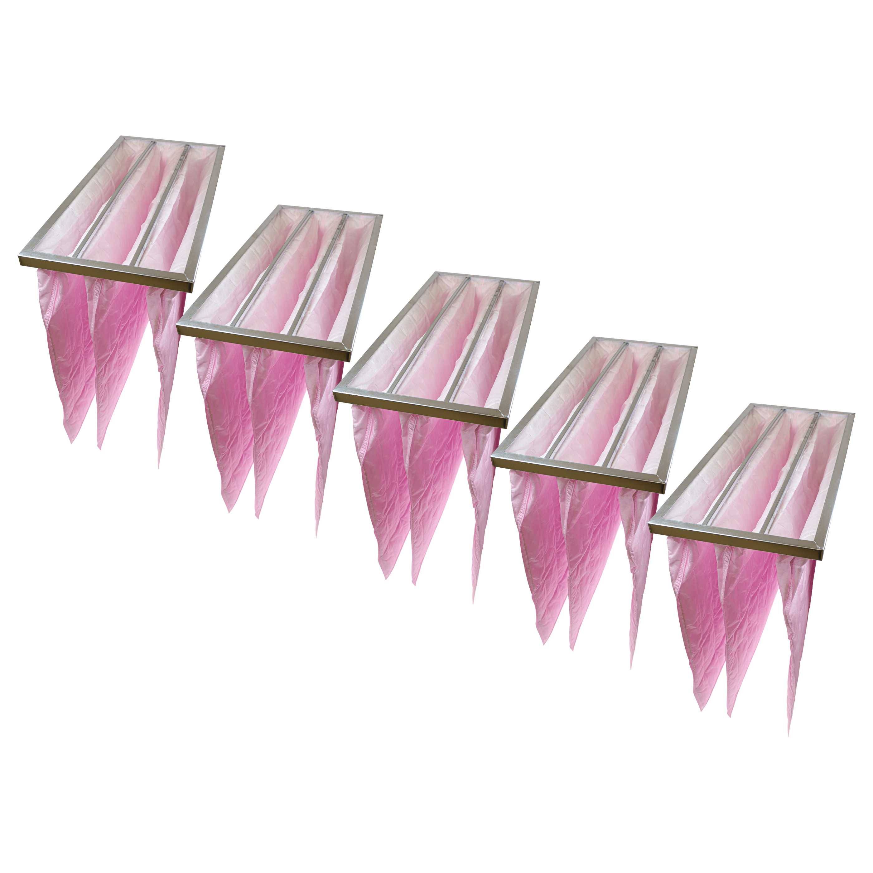 Fünf rosa federähnliche Hängepaneele in einer diagonalen Reihe auf weißem Hintergrund angeordnet.