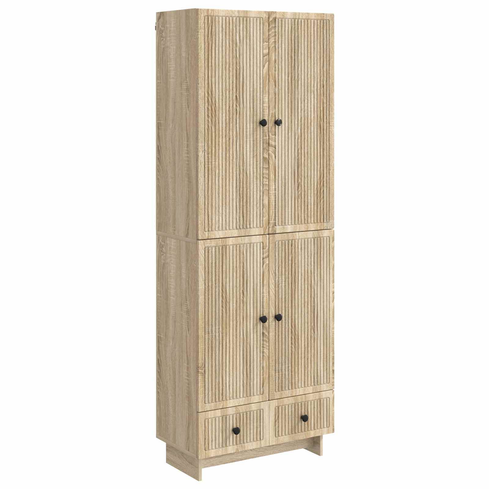 Hoher Schrank aus hellem Holz mit vertikal lamellerten Türen, vier Haupttüren, zwei kleine Schubladen unten und schwarzen Knöpfen auf weißem Hintergrund.