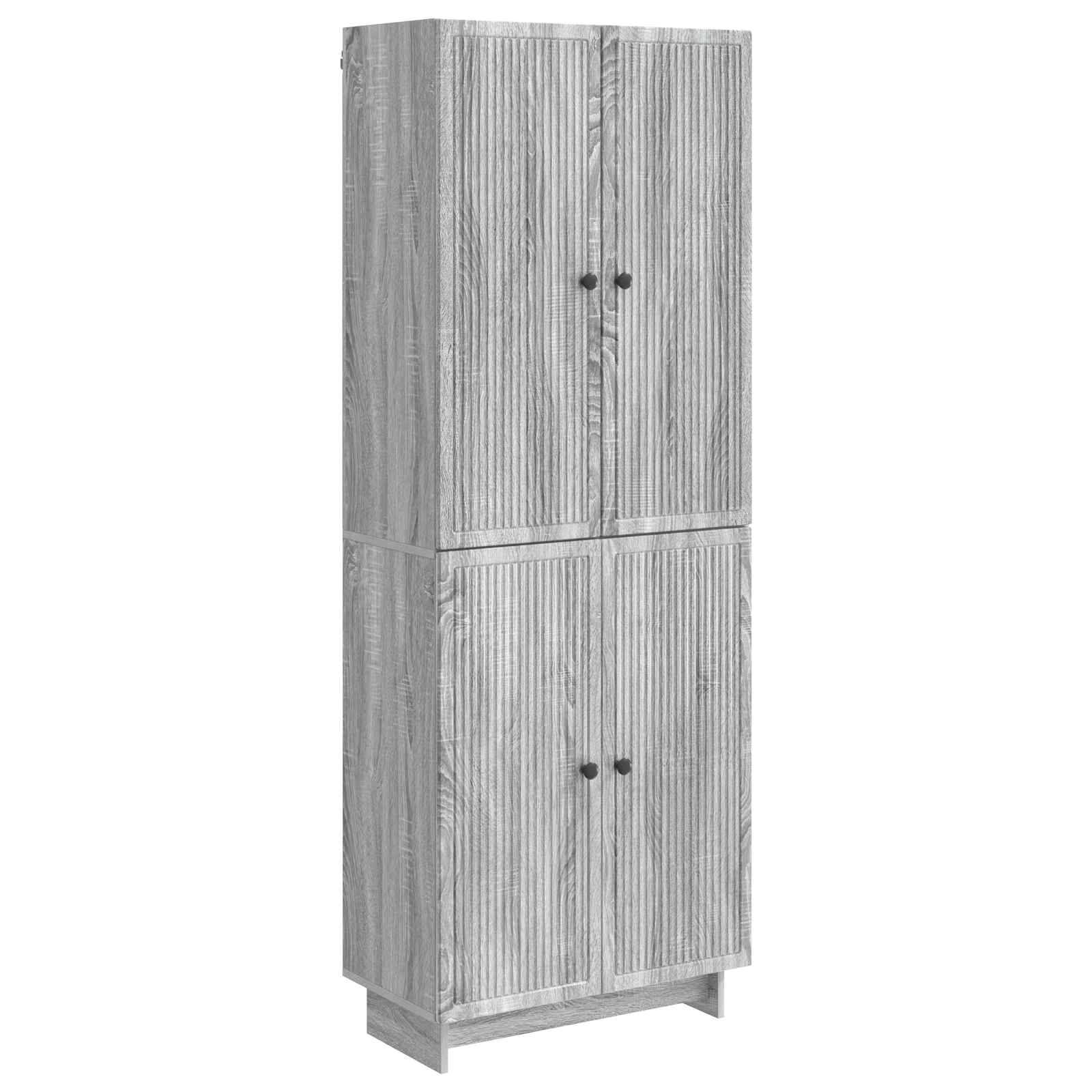 Hoher grauer Holzlagerschrank mit vier Paneeltüren und kleinen runden Griffen, stehend auf einem Sockel.