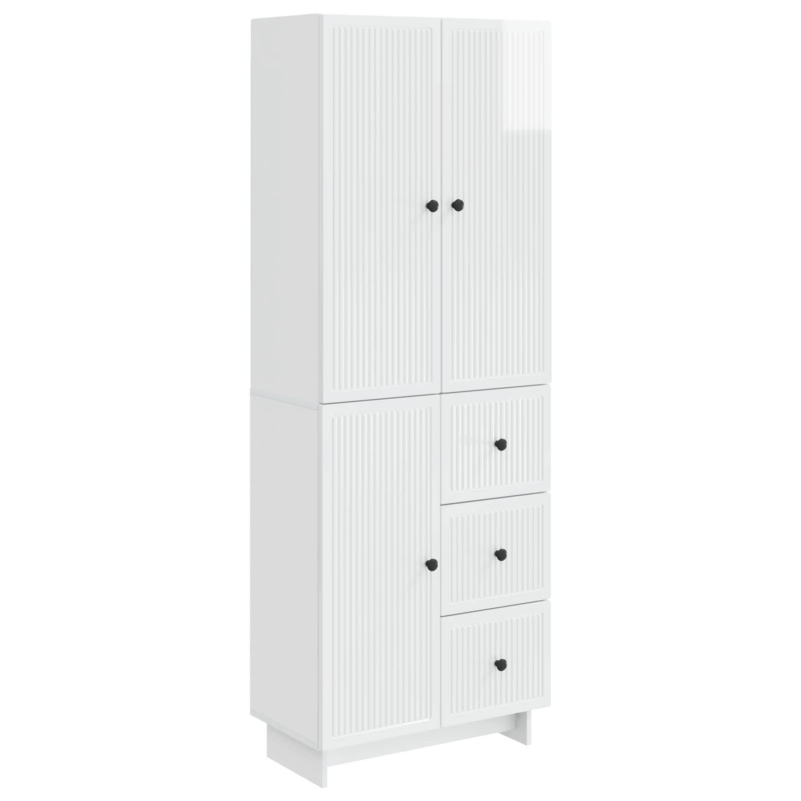 Weißer hoher Schrank mit gerillten Doppeltüren oben, einer unteren Tür und drei Schubladen auf der rechten Seite, shown auf weißem Hintergrund.