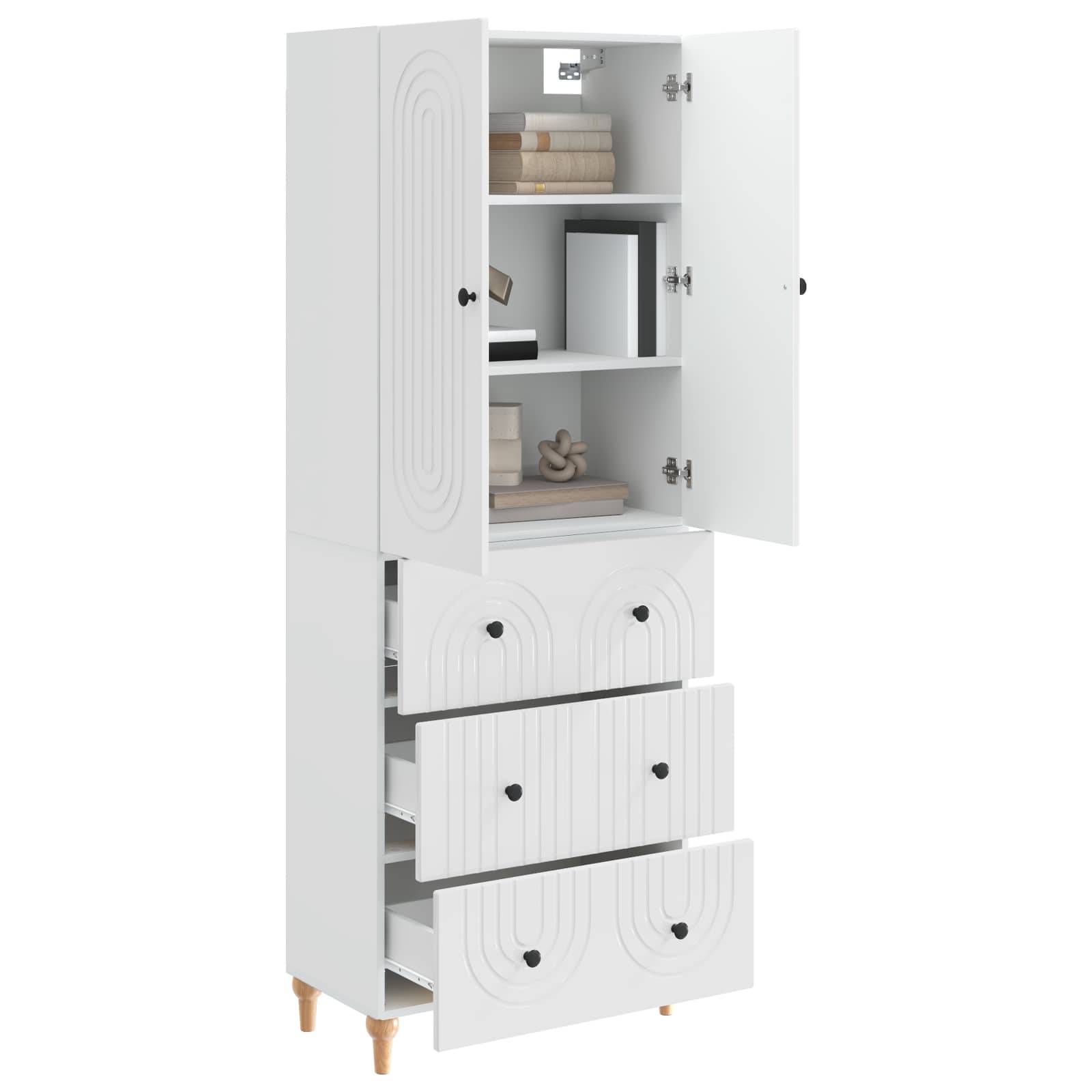 Weißer Speicherschrank mit offenen oberen Türen und drei Schubladen, mit sichtbaren Regalen und kleinen dekorativen Gegenständen im Inneren.