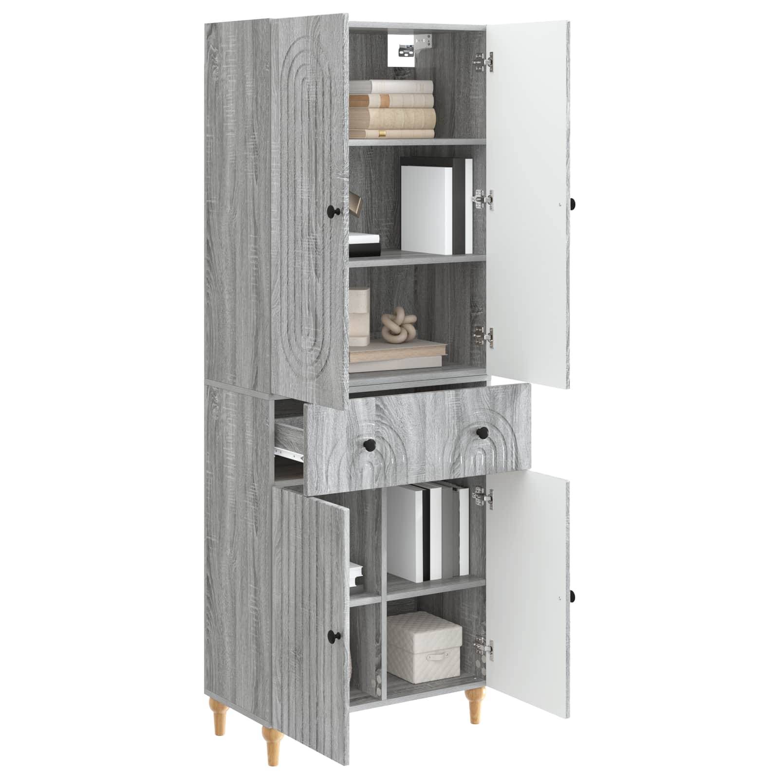 Hohes graubraunes Schrank mit Holzmaserung, Regalen, Schubladen und zwei offenen weißen Türen, mit gelagerten Büchern, Kartons und Dekorationselementen auf kurzen Holzbeinen.