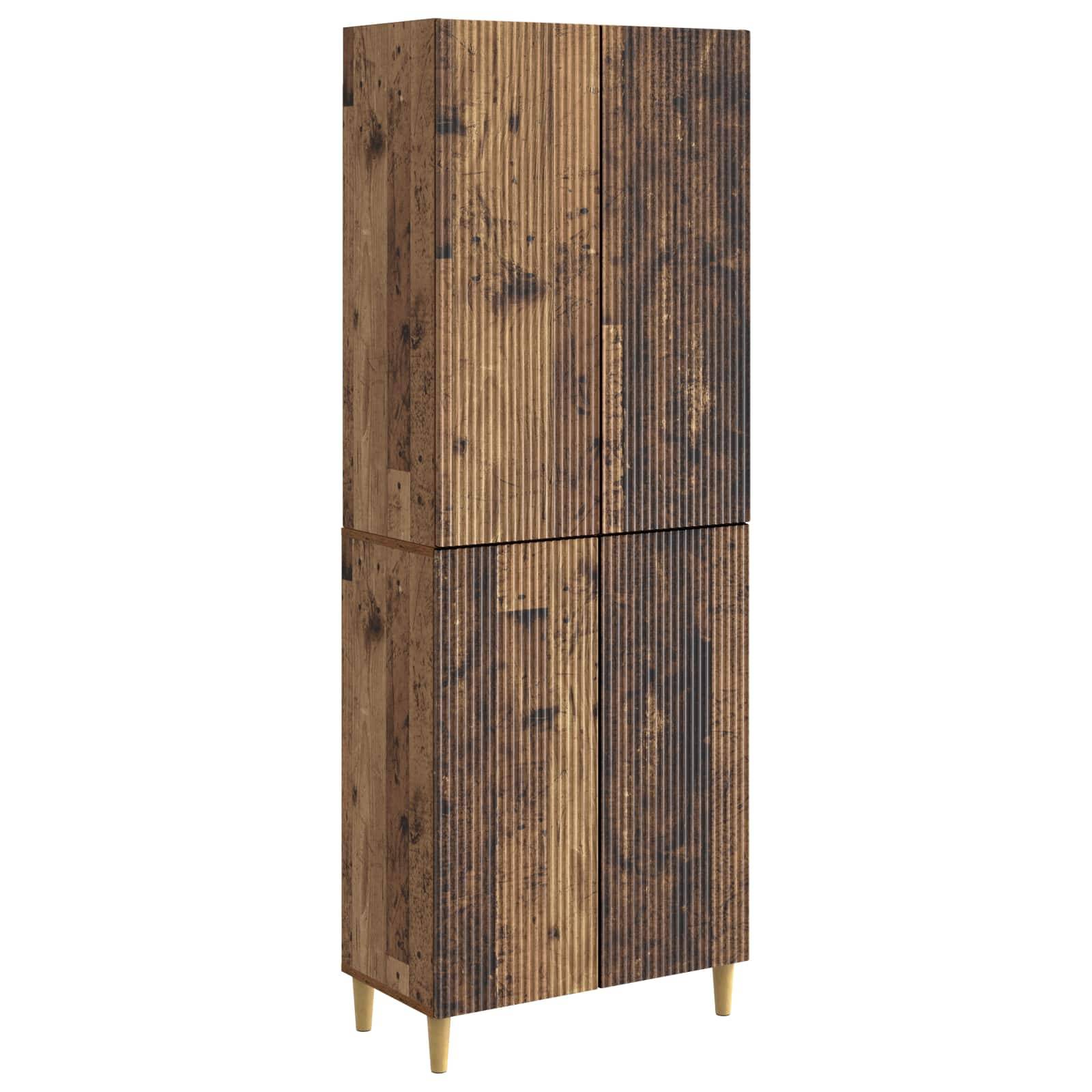 Hoher Holzschrank mit gerippten Paneeltüren und vier kleinen Beinen, dargestellt auf weißem Hintergrund.