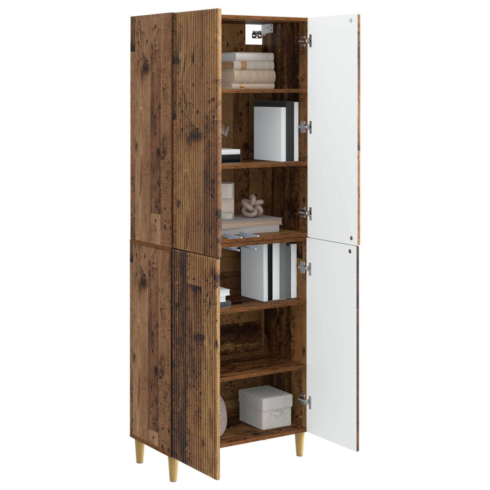Hoher rustikaler Holzschrank mit zwei Vordertüren und offenen Regalen, in denen gefaltete Handtücher, Bücher, Dekorationsgegenstände und Lagerartikel zu sehen sind.