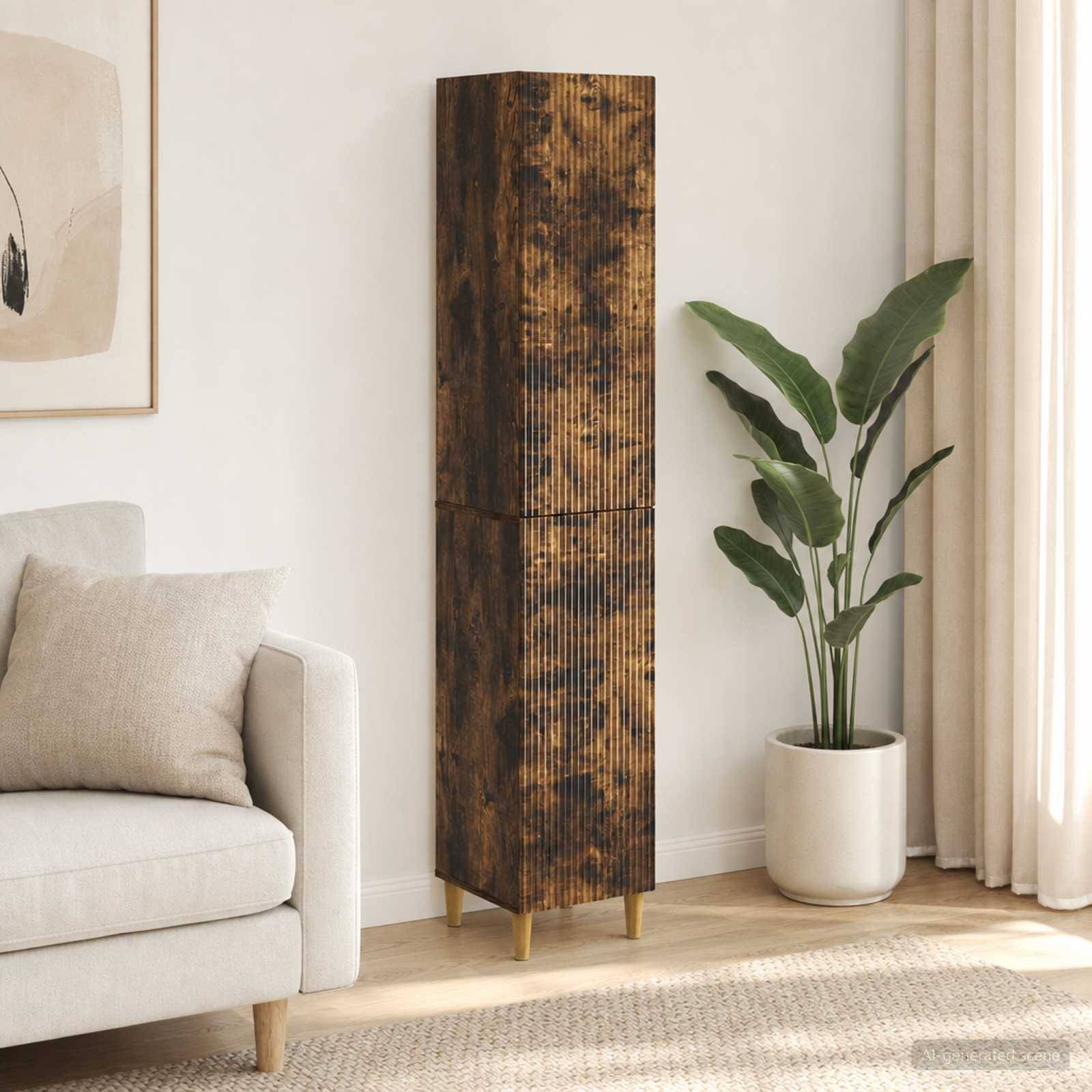 Modernes Wohnzimmer mit einem hohen, dunklen Holzschrank neben einer Topfpflanze, neben einem hellen Sofa und einem sonnigen Fenster mit Vorhängen.