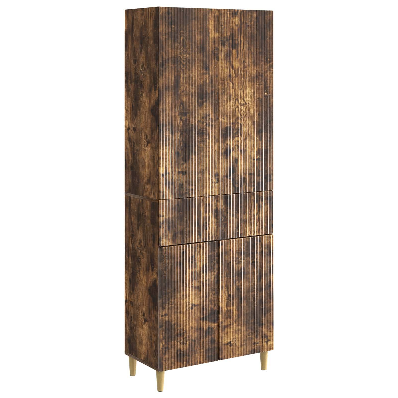 Hoher Holzschrank mit fleckiger brauner Oberfläche, kannelierte Frontpaneele und vier kurze Beine auf weißem Hintergrund.