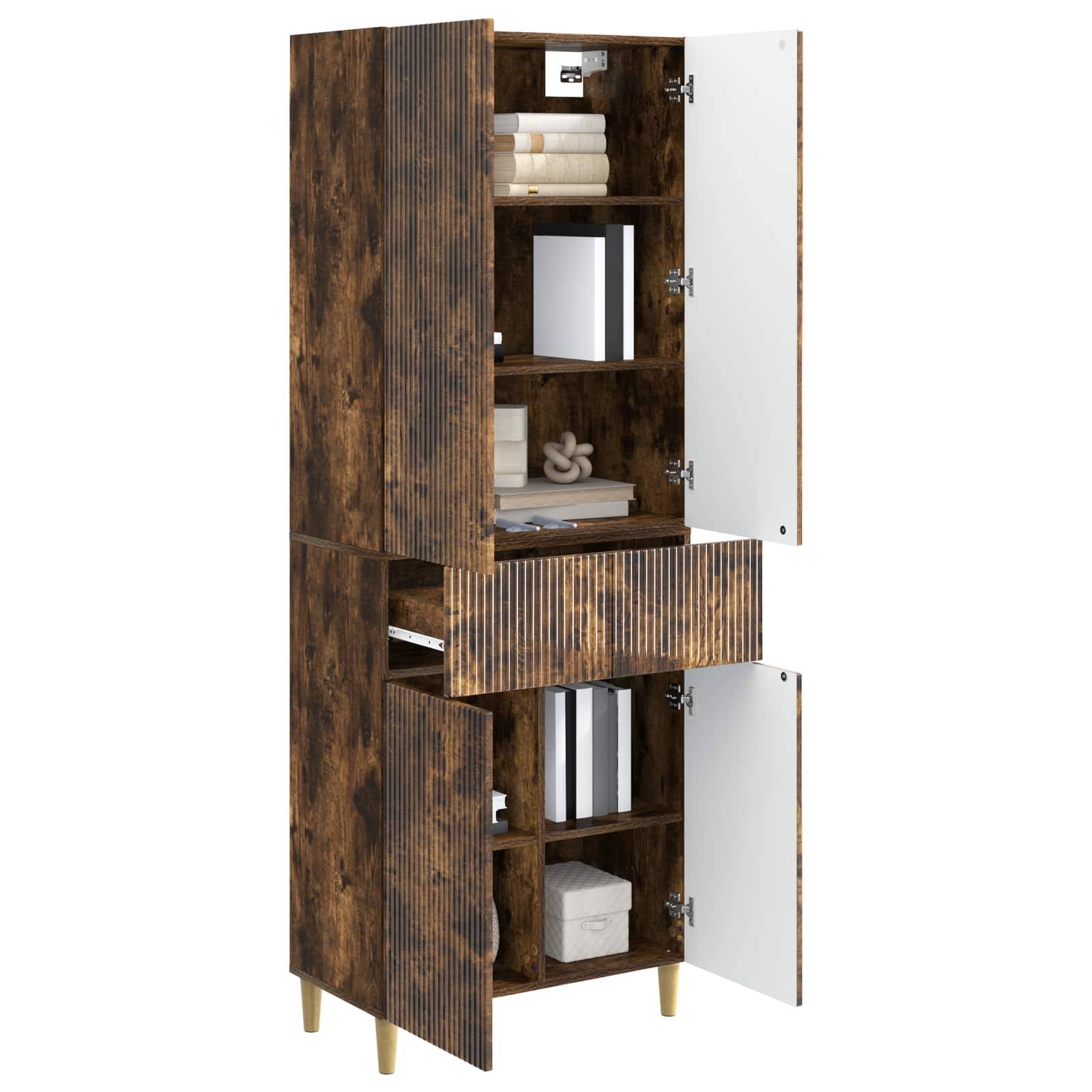 Hoher Holzschrank mit offenen Regalen, Schubladen und mehreren Türen, teilweise offen gezeigt, um gelagerte Bücher, Kartons und Dekoration zu zeigen.