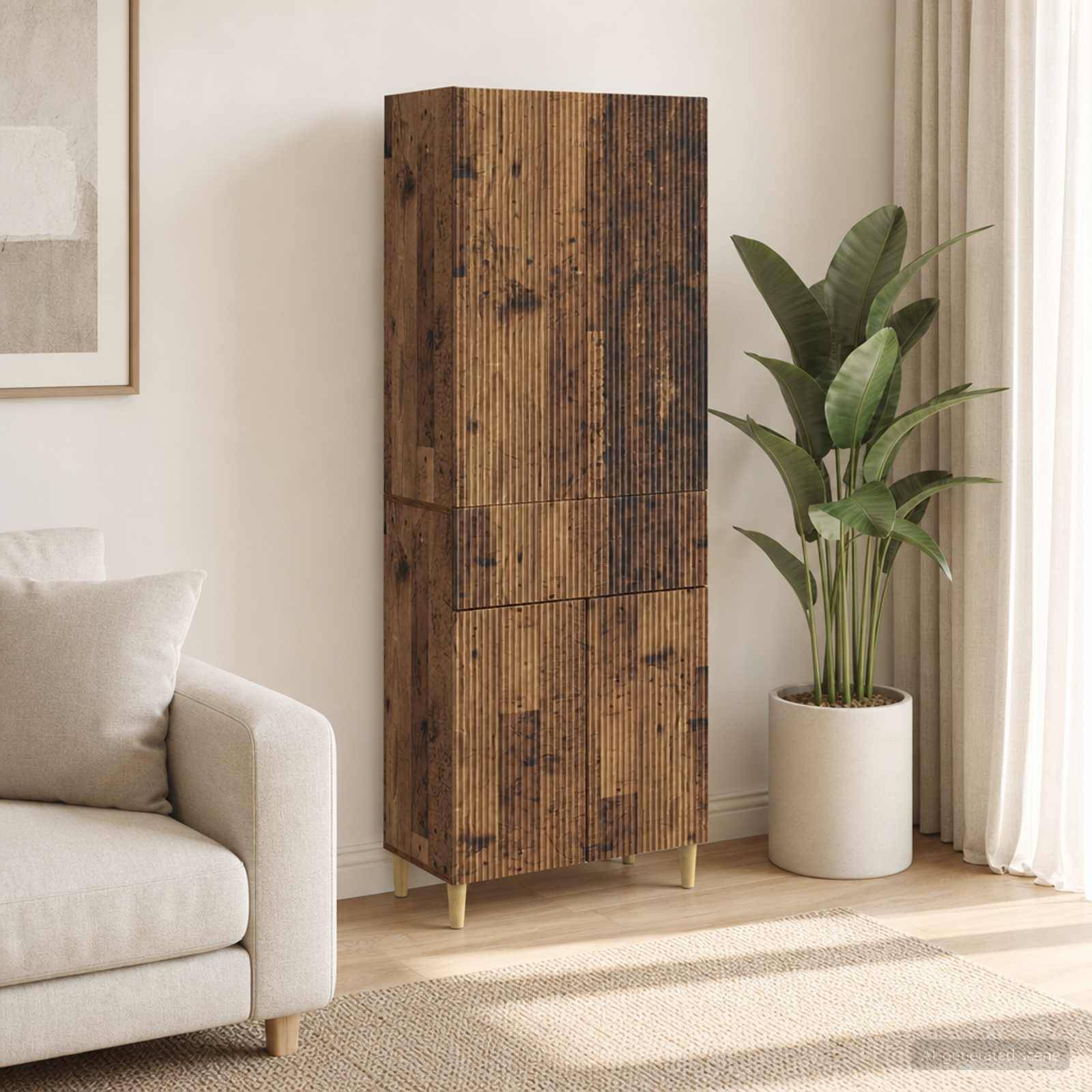 Hoher Holzschrank mit gerippten Türen steht neben einer Topfpflanze in einem hellen Wohnzimmer, neben einem Sofa und einem Fenster.