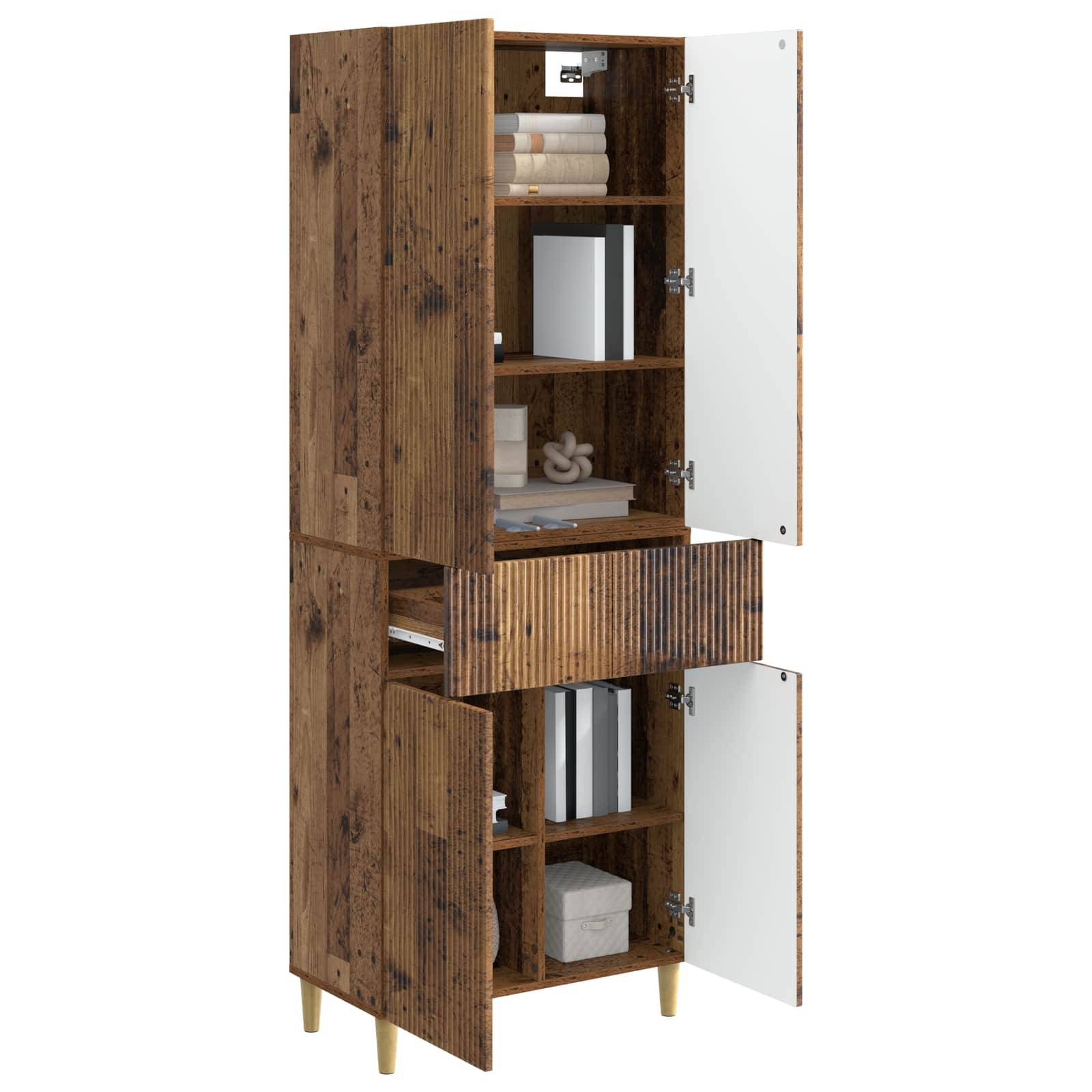 Hoher hölzerner Lagerschrank mit Regalen, Schubladen und offenen Fächern, gezeigt mit geöffneten Türen, die Bücher, gefaltete Handtücher und Kartons enthüllen.