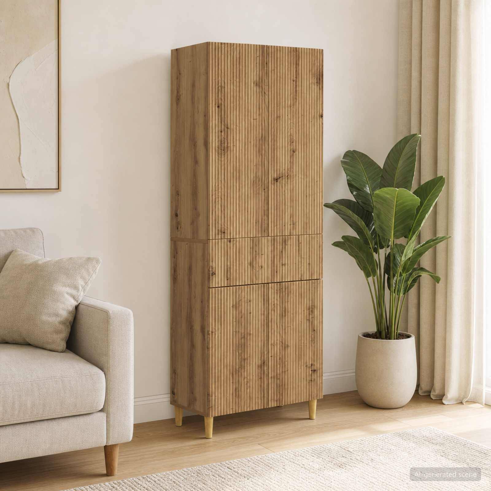 Hoher Holzlagererschrank mit goldfarbenen Beinen neben einer Topfpflanze in einem hellen Wohnzimmer, neben einem beigefarbenen Sofa und einem Vorhang.