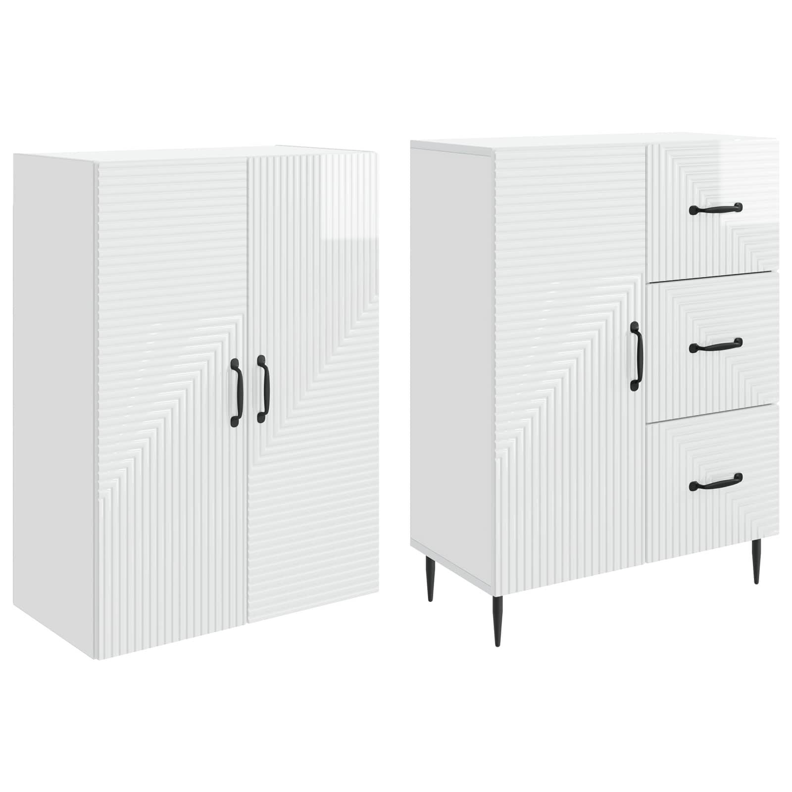Möbel mit weißen Streifen in zwei Designs: ein zweitüriger Schrank und ein passendes Schränkchen mit einer Tür, drei Schubladen und schwarzen Griffen.