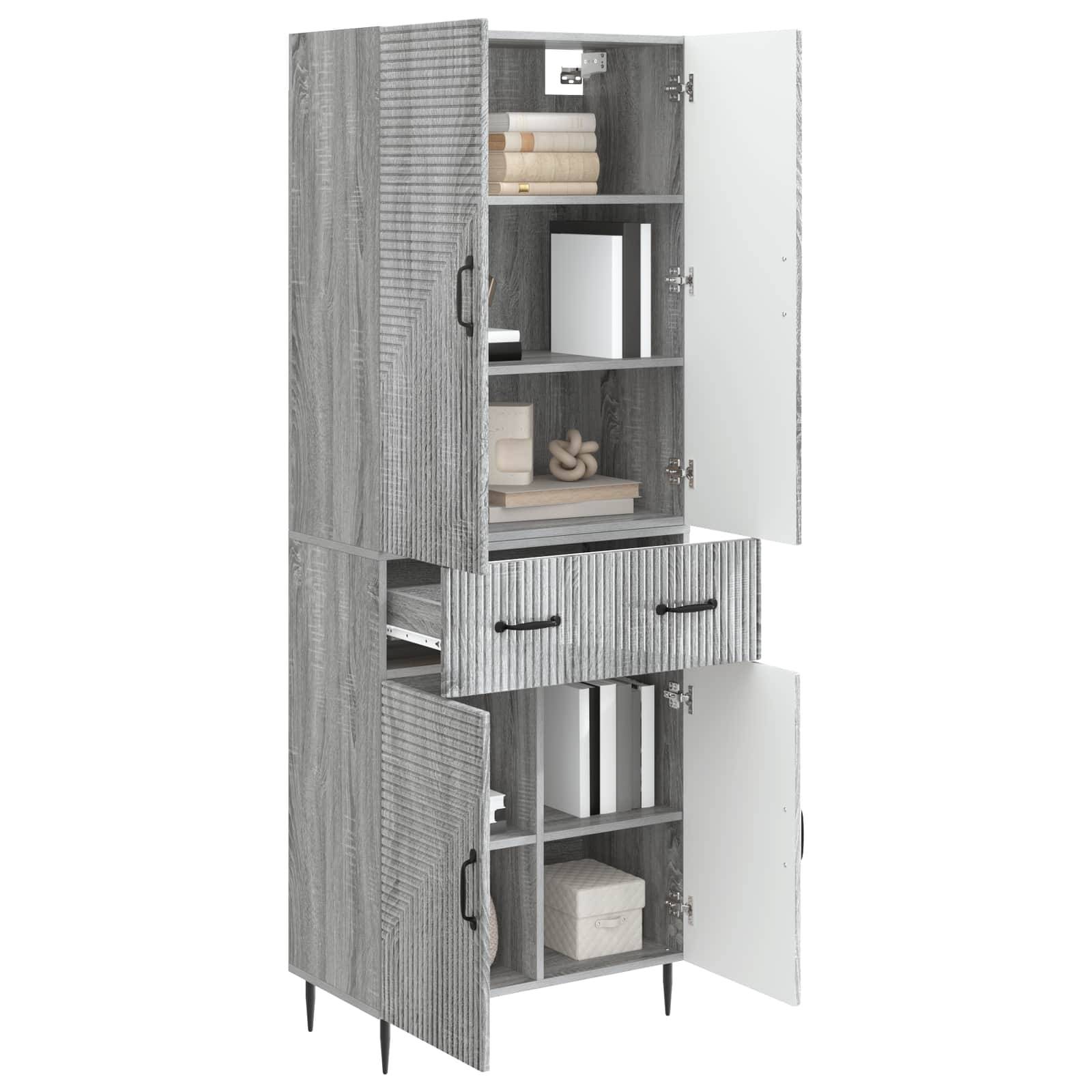 Hoher grauer Holzschrank mit mehreren offenen Regalen, Schubladen und Schwingtüren, teilweise offen gezeigt, um Bücher, Boxen und Dekorationen zu präsentieren.