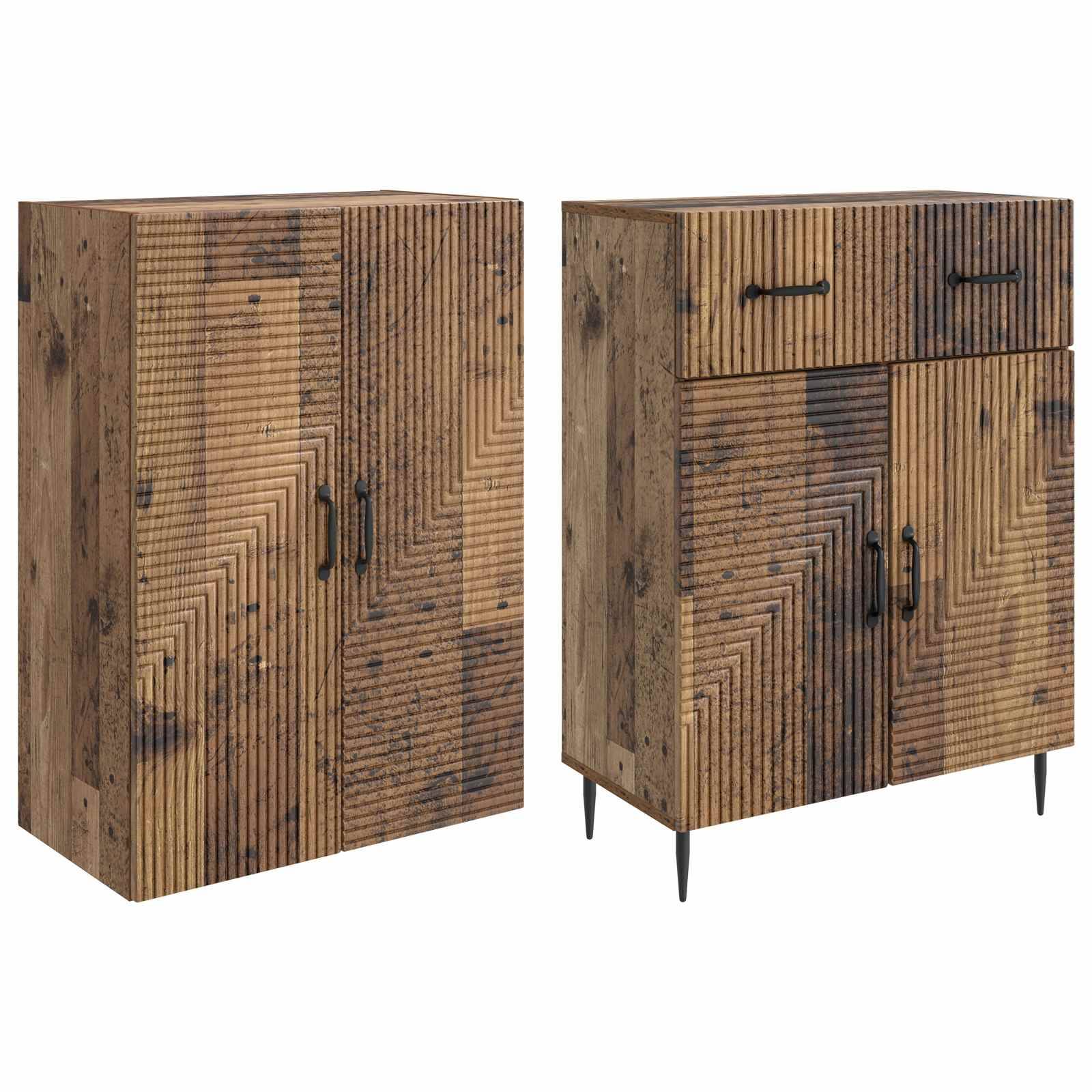 Zwei rustikale Holzschränke mit strukturierten geometrischen Frontpaneelen und schwarzen Griffen; einer hat vier Beine und zwei obere Schubladen, der andere ist ohne Beine.
