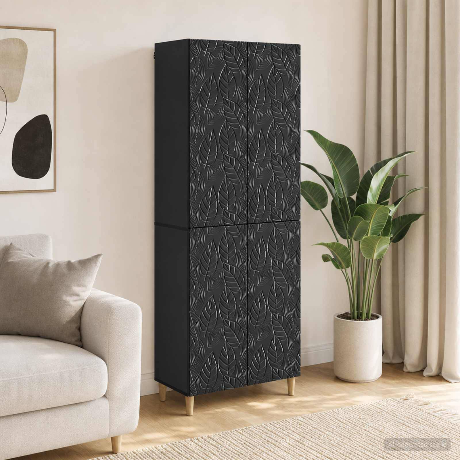Ein hohes schwarzes Schränkchen mit strukturierter Oberfläche auf Holzbeinen steht neben einem cremefarbenen Sofa und einer Topfpflanze in einem hellen, modernen Wohnzimmer.