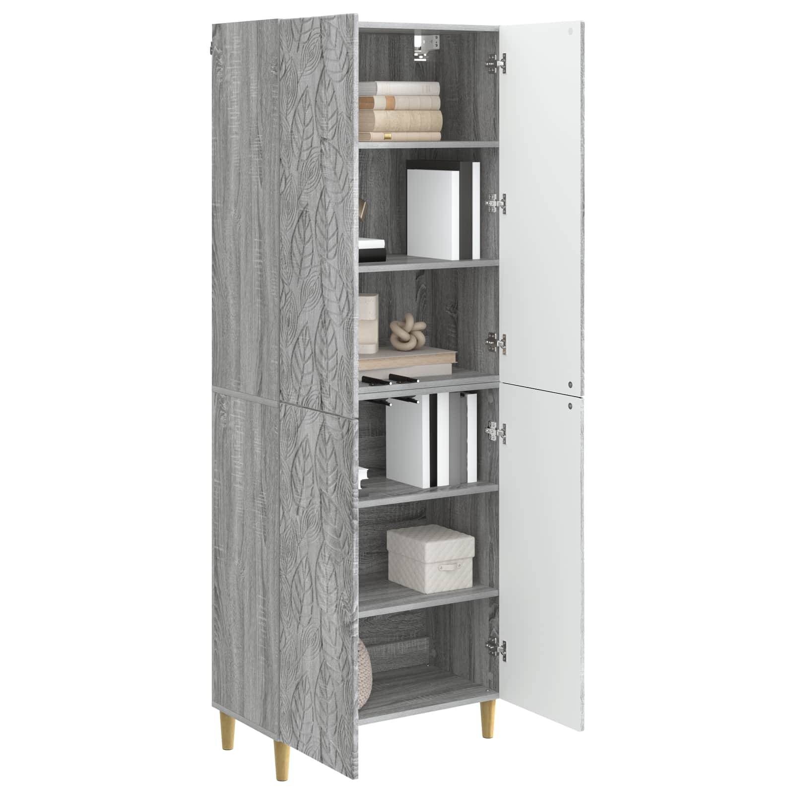 Hoher grauer Holzschrank mit offenen Türen, in dem Regale mit gefalteten Handtüchern, Büchern, Körben und Dekorationen zu sehen sind.