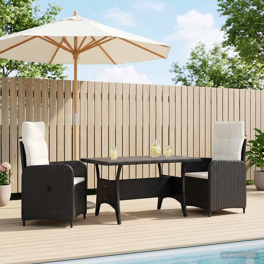 Gartenmöbel-Set für die Terrasse mit zwei gepolsterten Stühlen, Tisch und Sonnenschirm auf einem Holzbelag neben einem Zaun.
