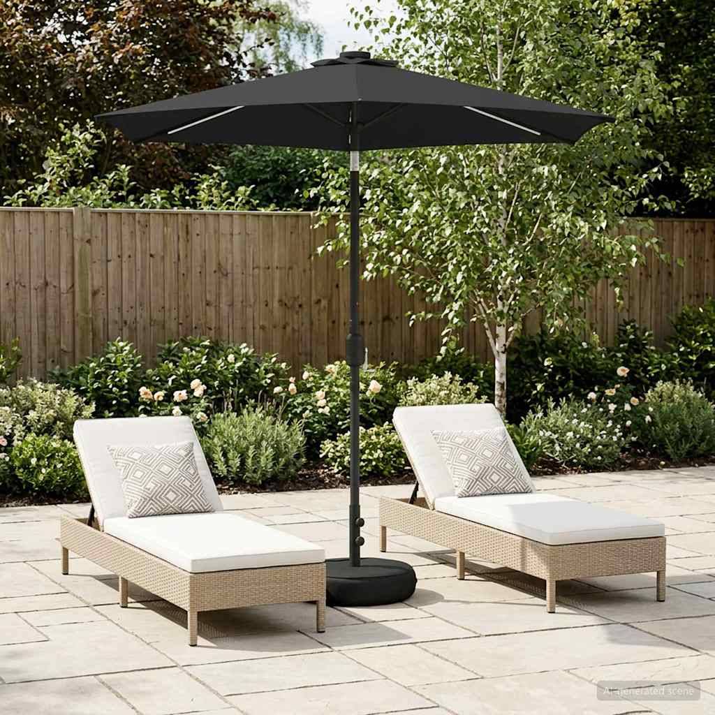 Zwei weiße Outdoor-Liegestühle mit Kissen sitzen unter einem schwarzen Terrassenschirm auf einer Steinterrasse in einem Garten.
