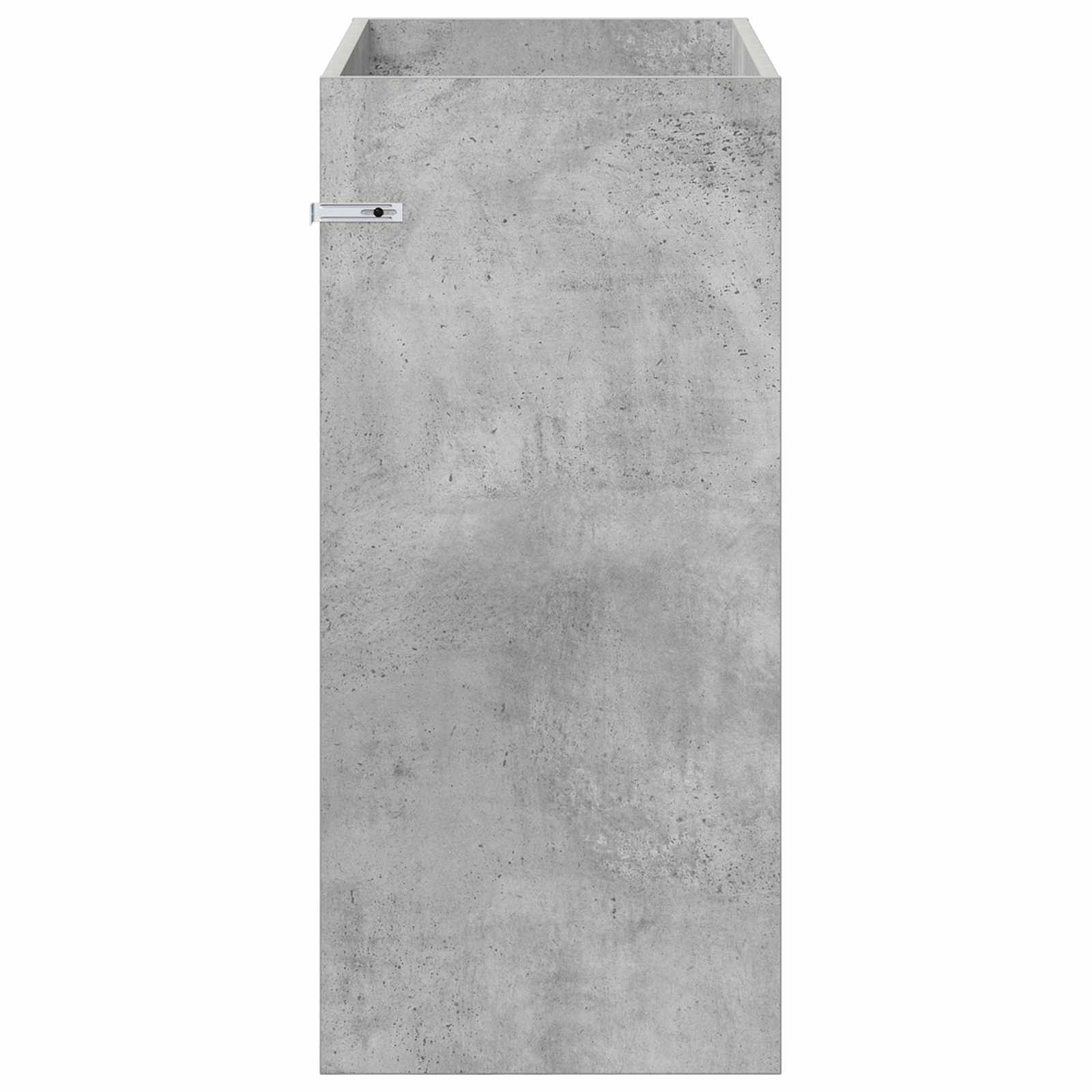 Großer rechteckiger Betonkübel mit offener Oberseite und einer kleinen Metallarmaturfassung in der Nähe der oberen linken Ecke.