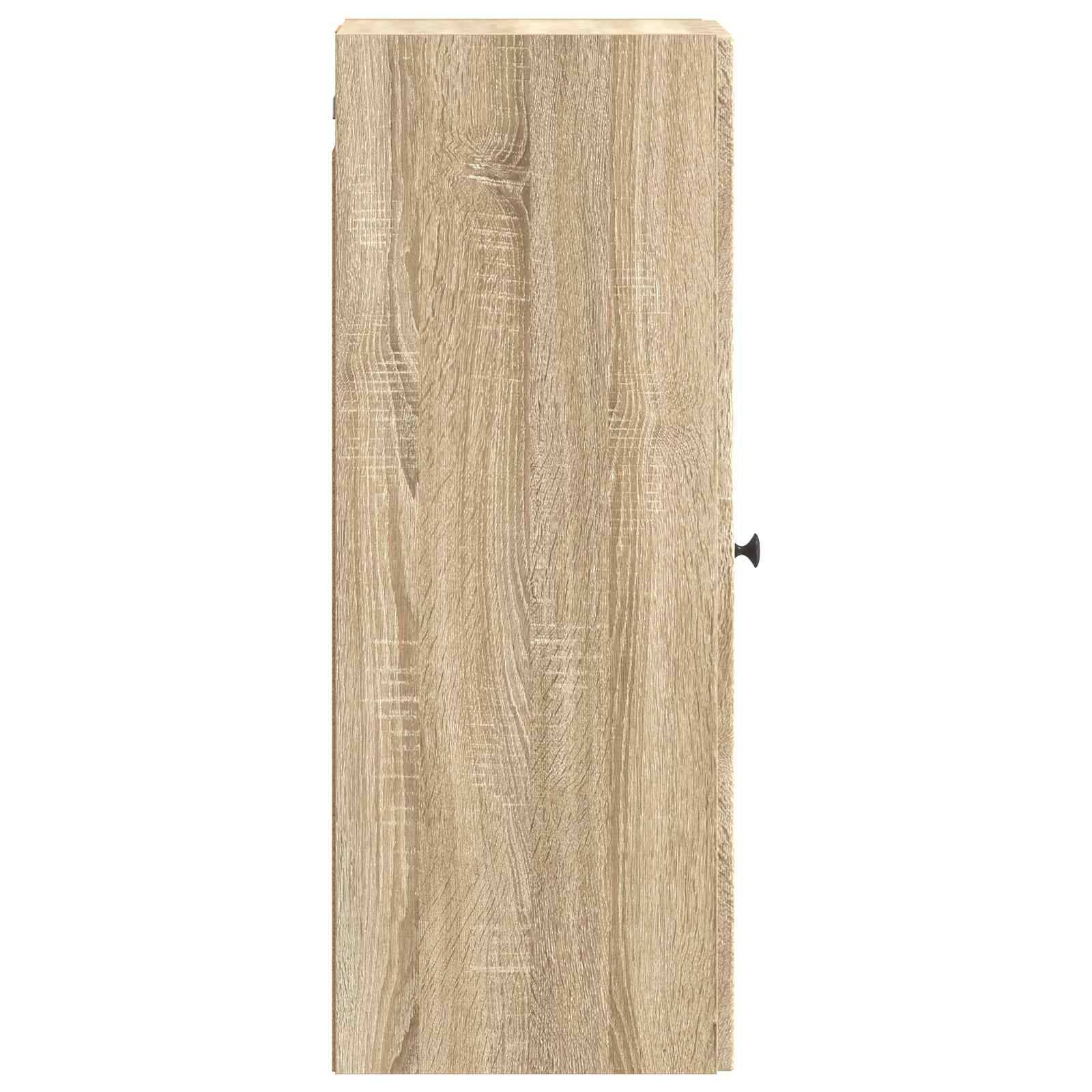Hohe schmale Schranktür oder Paneele aus hellem Holz mit einem kleinen schwarzen Griff auf der rechten Seite, dargestellt vor weißem Hintergrund.