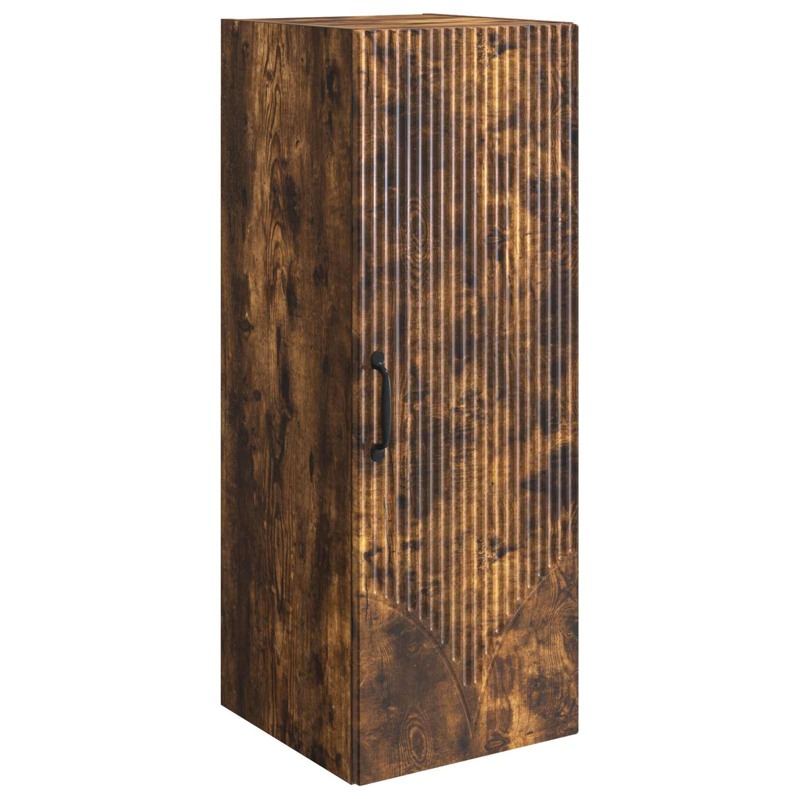 Hohes rustikales Holzschrank mit schwarzem Griff und vertikal gerillter Frontplatte auf weißem Hintergrund.