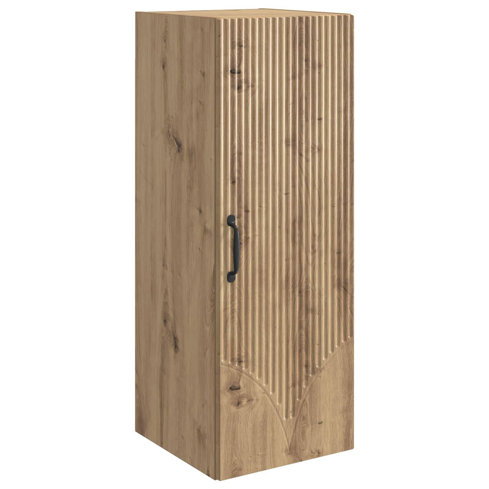 Hoher Holzlagerschrank mit schwarzem Griff und vertikaler gerillter Frontplatte.