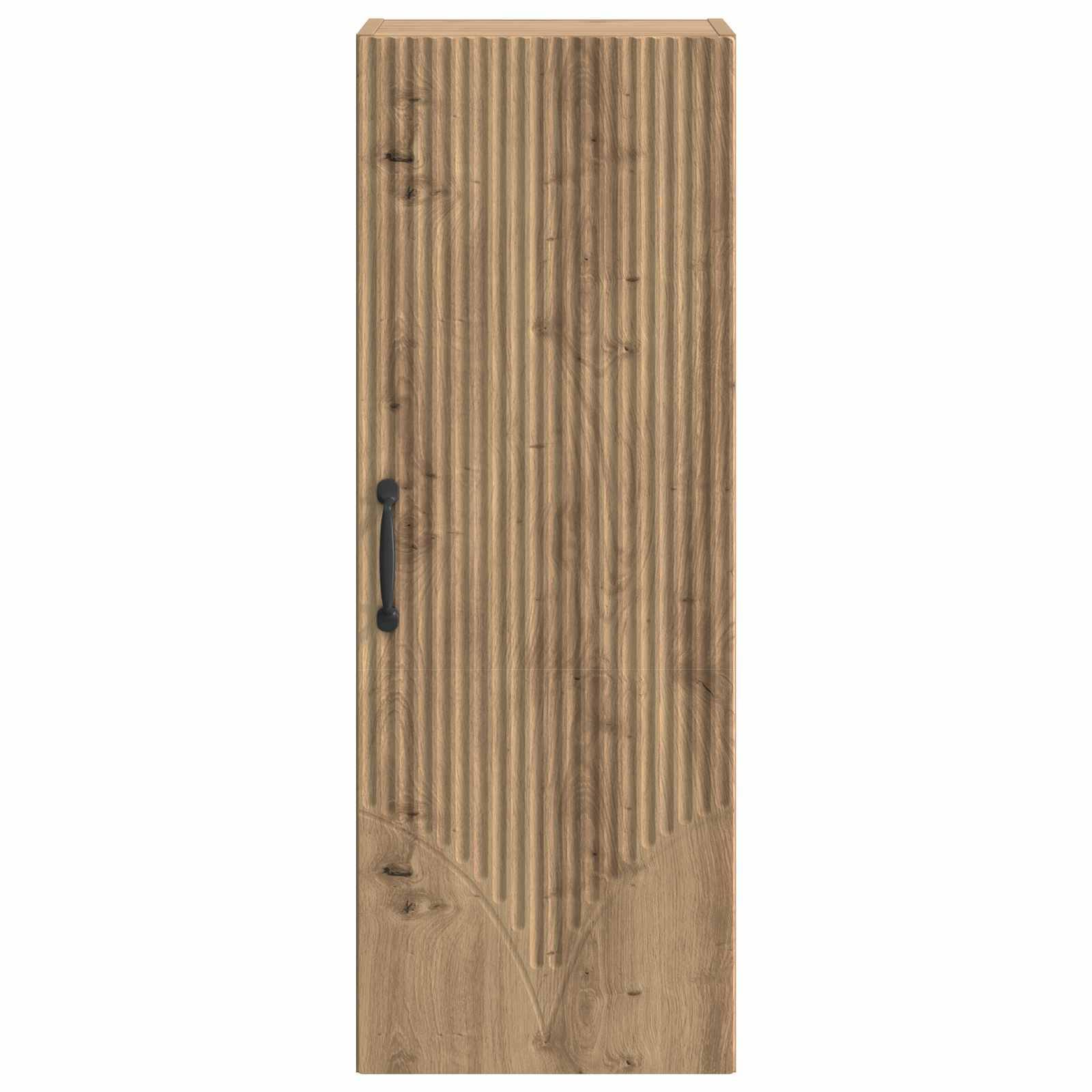 Hohe Holzschranktür mit vertikalen Rillen und schwarzem Griff auf der linken Seite.