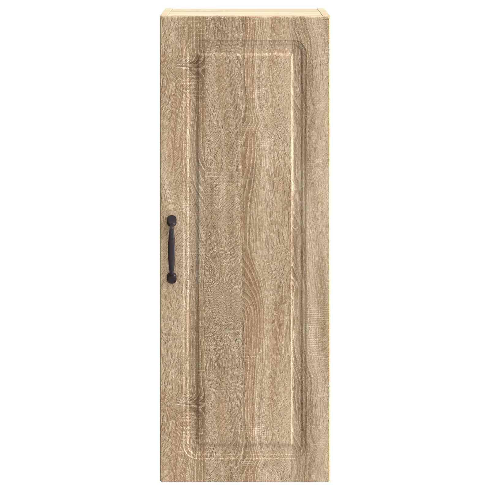 Hochschrank-Türe aus Holz mit dunklem Griff, frontal gegen einen einfachen weißen Hintergrund gezeigt.