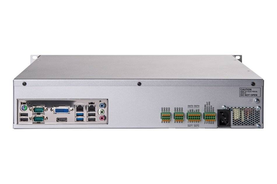 Rückansicht eines Rack-Mount-Industrie-Computers mit mehreren Ein-/Ausgabeanschlüssen, Klemmleisten und Stromeingang auf einem silbernen Metallgehäuse.