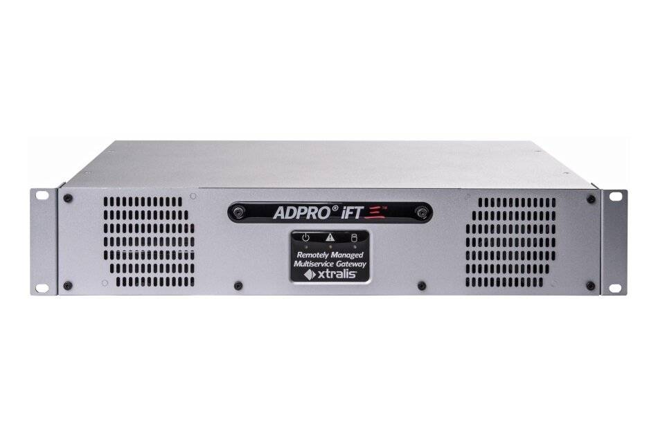 Vorderansicht eines silbernen, rack-montierbaren ADPRO iFT remote managed Multiservice Gateway mit Belüftungsgittern und Montageschellen auf weißem Hintergrund.