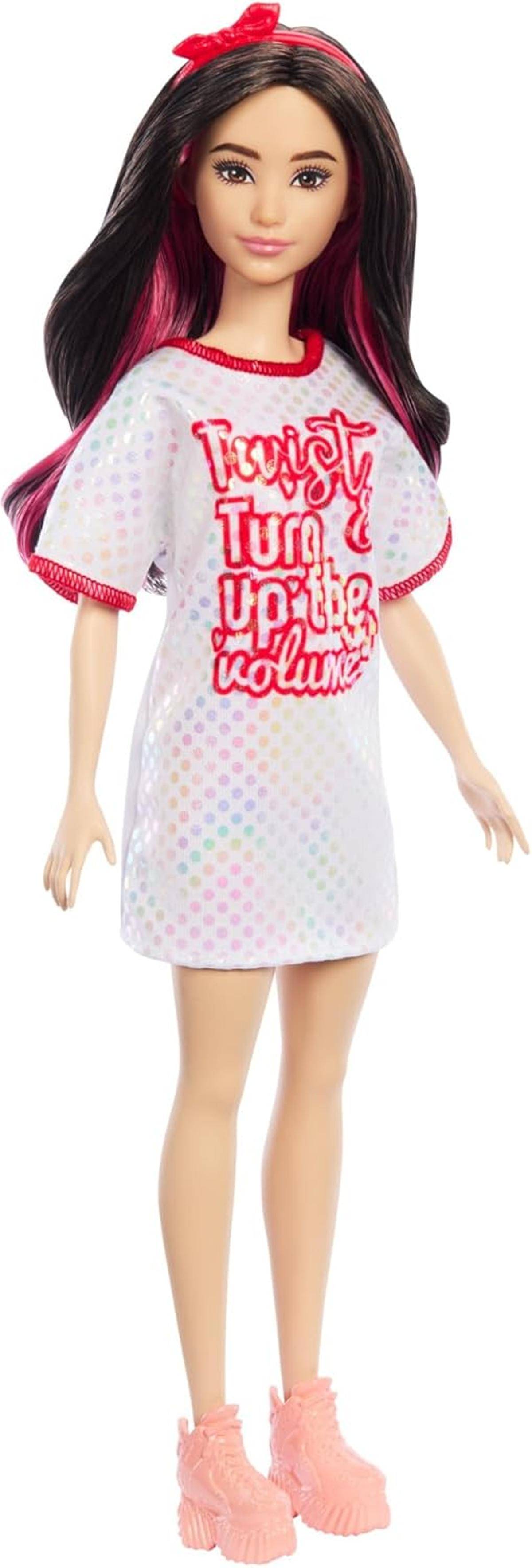 Barbie Fashionistas Puppe Nr. 214 mit schwarzem, gewelltem Haar, Twist ’n Turn-Kleid und Zubehör, Modepuppe zum Sammeln anlässlich des 65. Jubilä